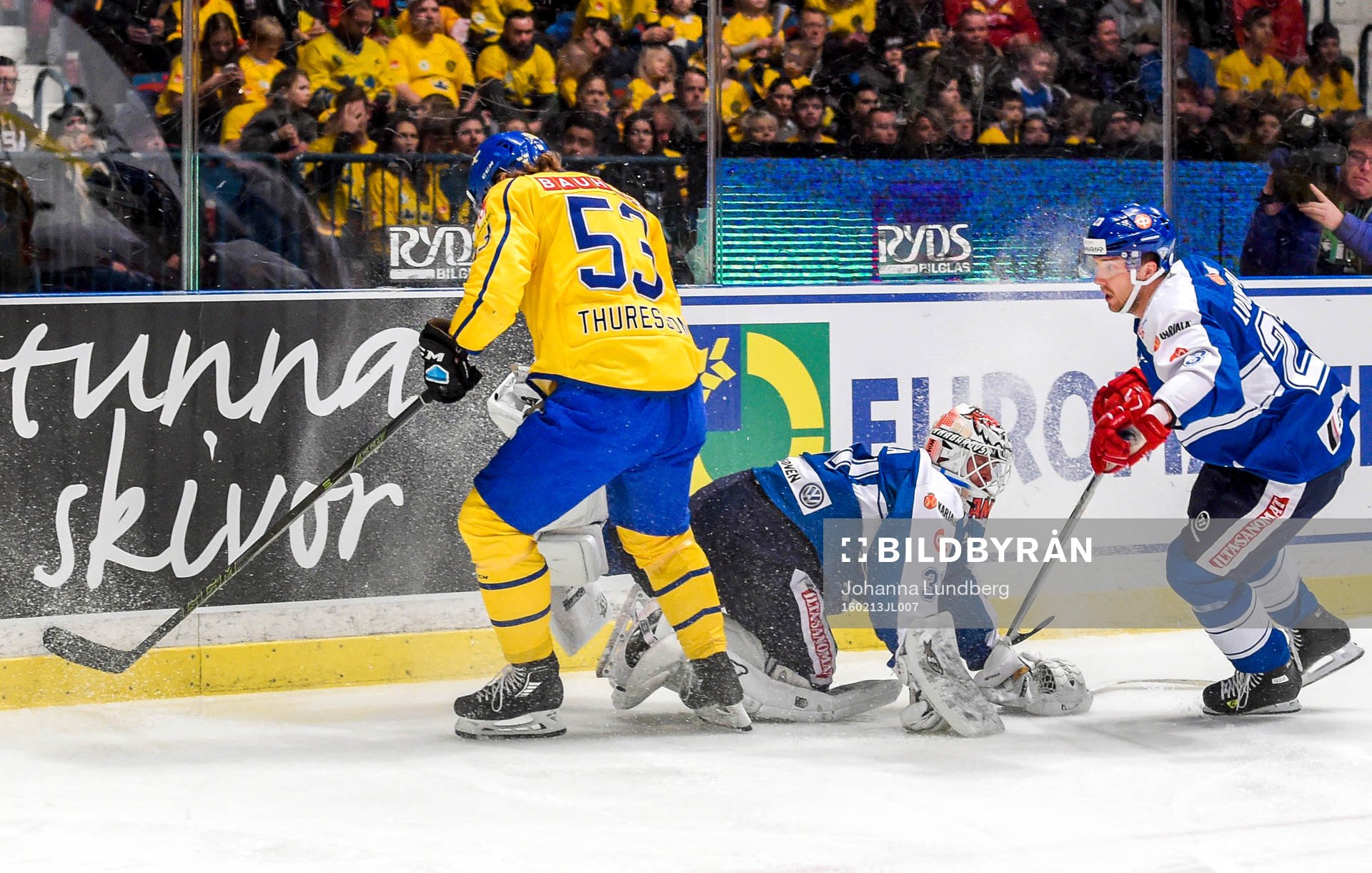 Sveriges Andreas Thuresson i en situation med Finlands