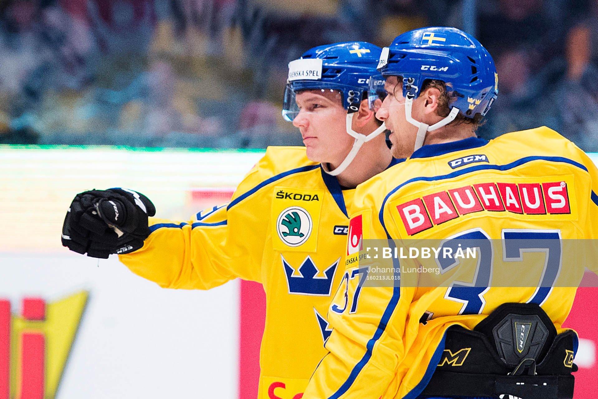 Sveriges Patrik Zackrisson (tv) gör 2-0 och jublar med