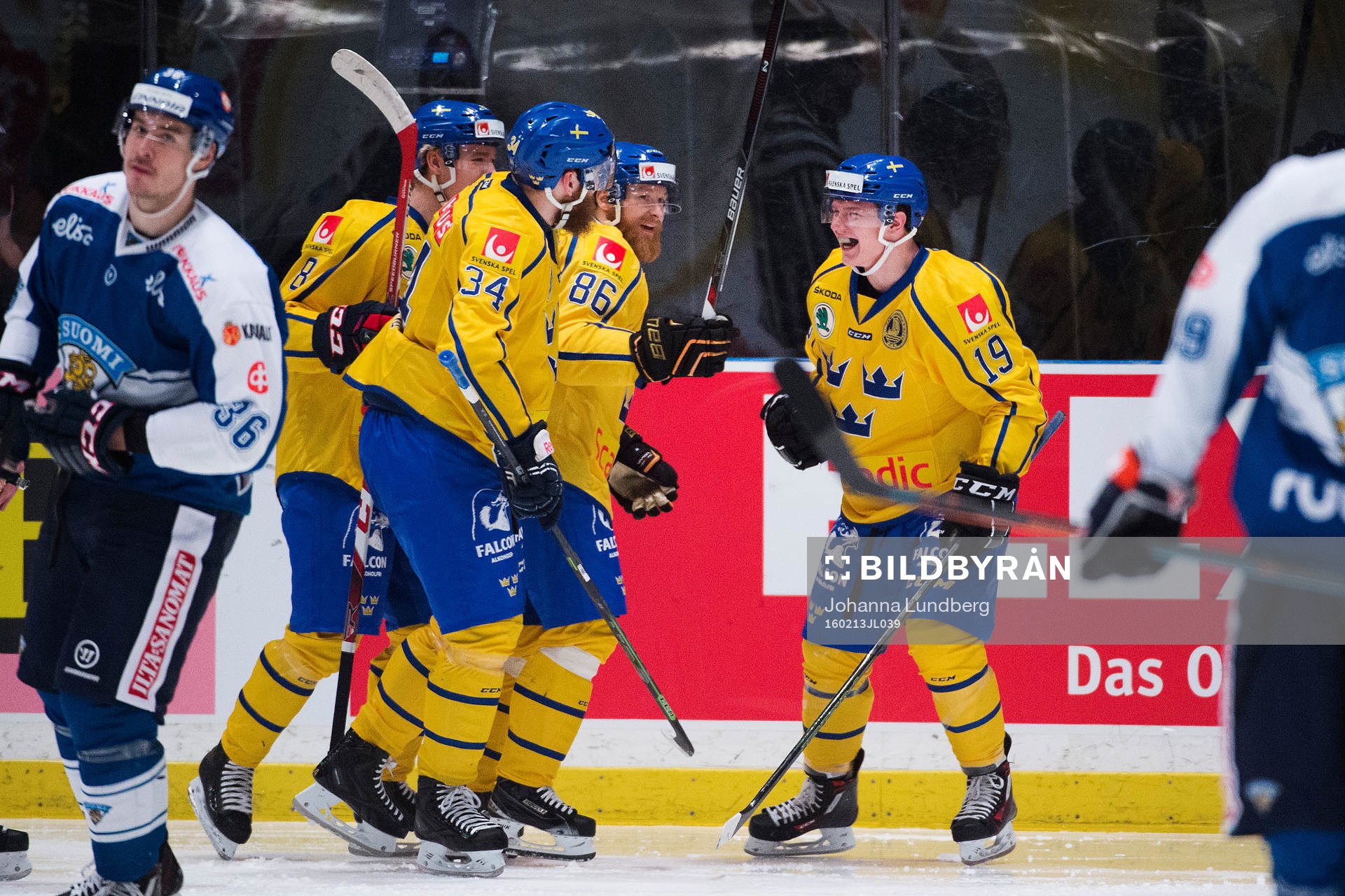 Sveriges Patrik Zackrisson gör 3-0 och jublar ot Jonas
