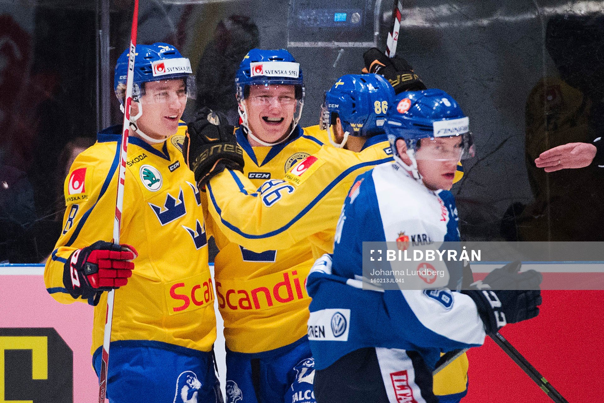 Sveriges Patrik Zackrisson (m) jublar med John Norman (tv)