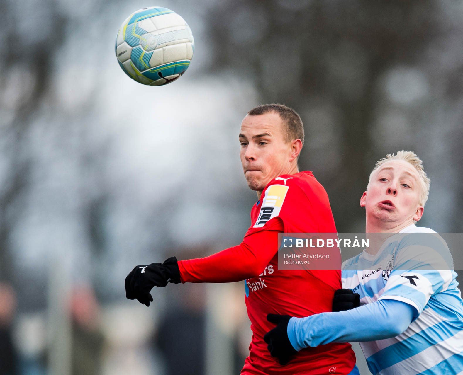 Helsingborgs Calle Wede i kamp med Helsingörs Mads Aaquist under en träningsmatch i fotboll mellan Helsingborg och Helsingör den 13 februari 2016 i Helsingborg.