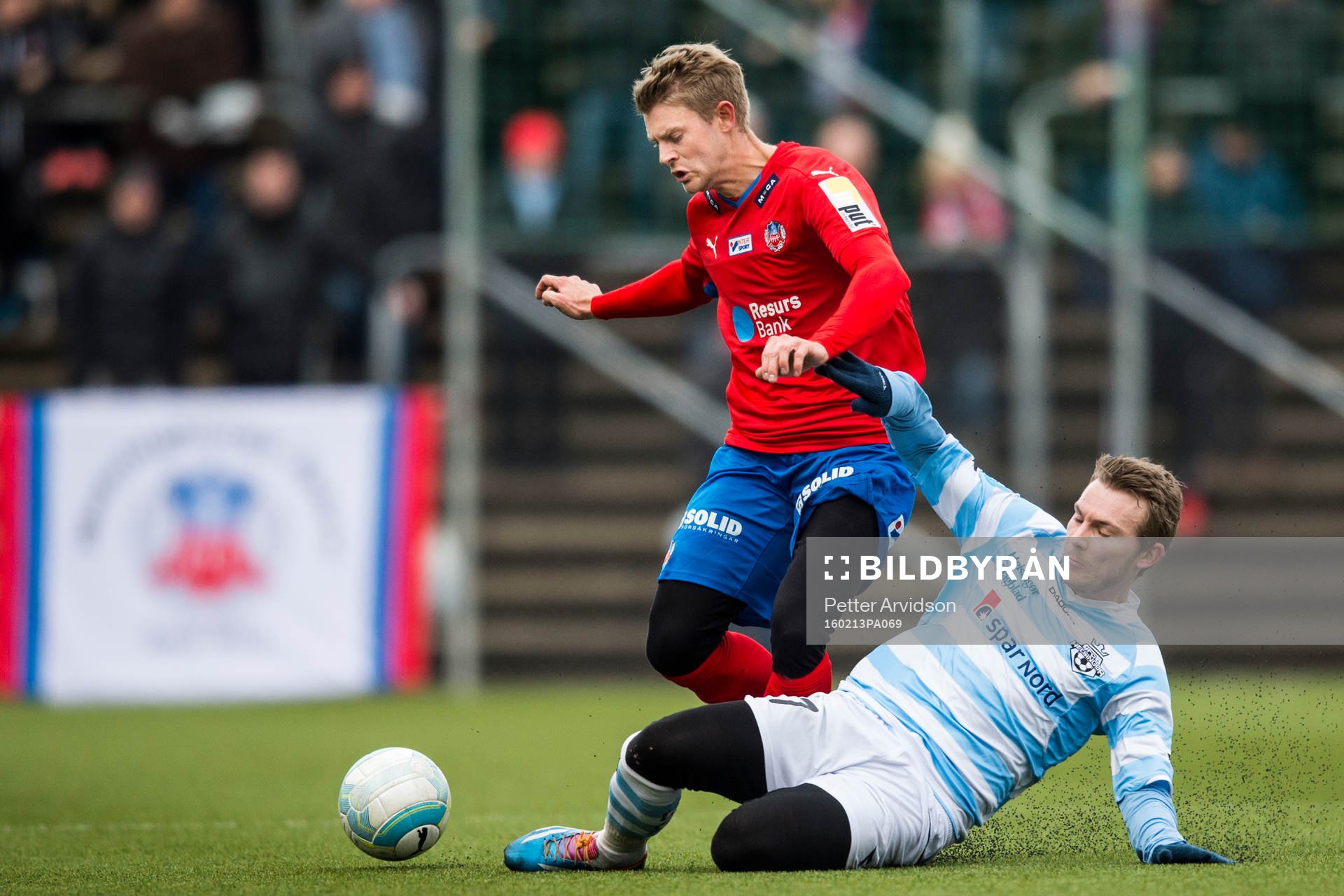 Helsingborgs Viktor Ljung tacklas av Helsingörs Anders Holst under en träningsmatch i fotboll mellan Helsingborg och Helsingör den 13 februari 2016 i Helsingborg.