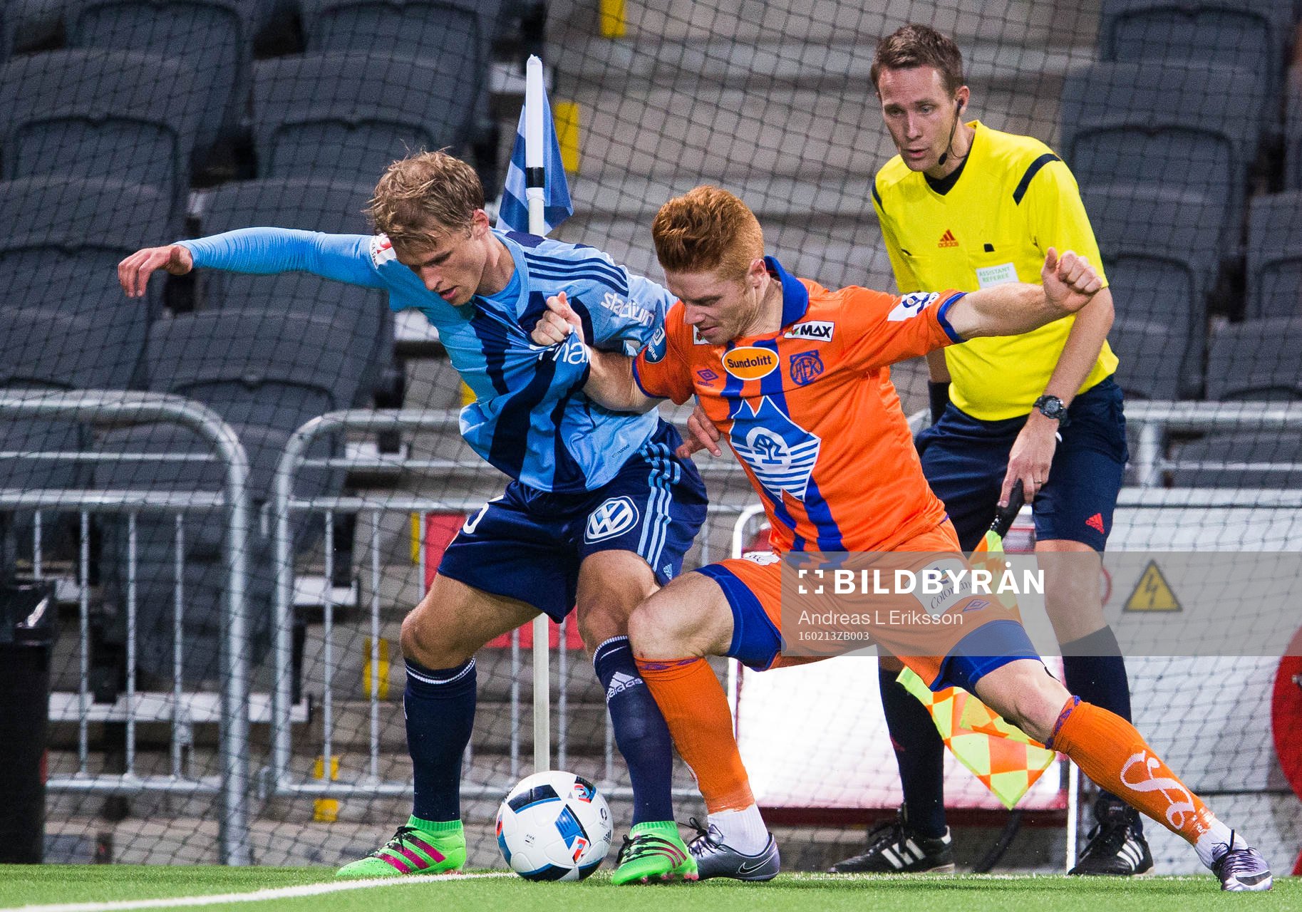 Djurgårdens Sebastian Andersson i kamp om bollen med