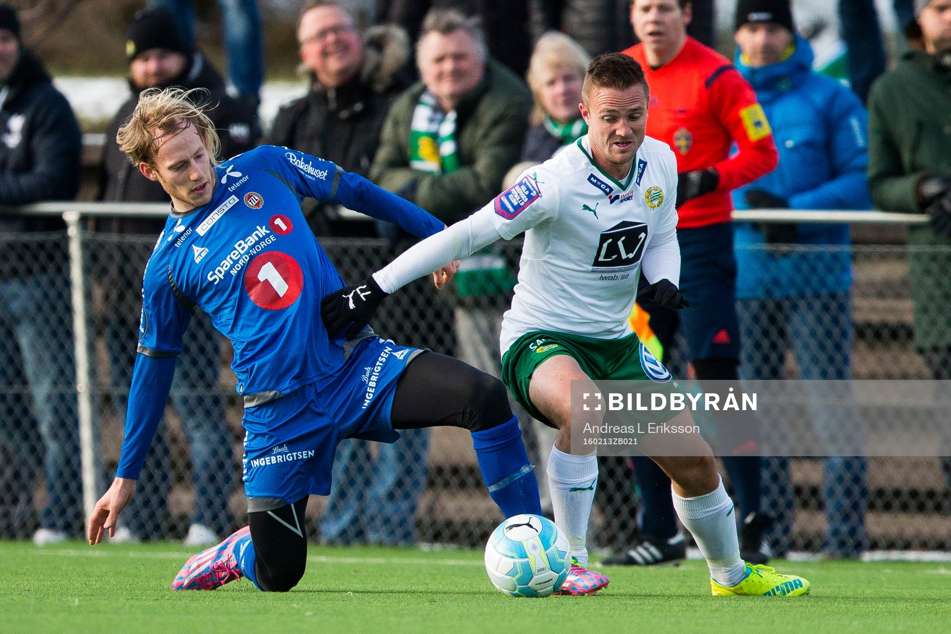 Tromsös Germund Åsen i kamp om bollen med Hammarbys Mats