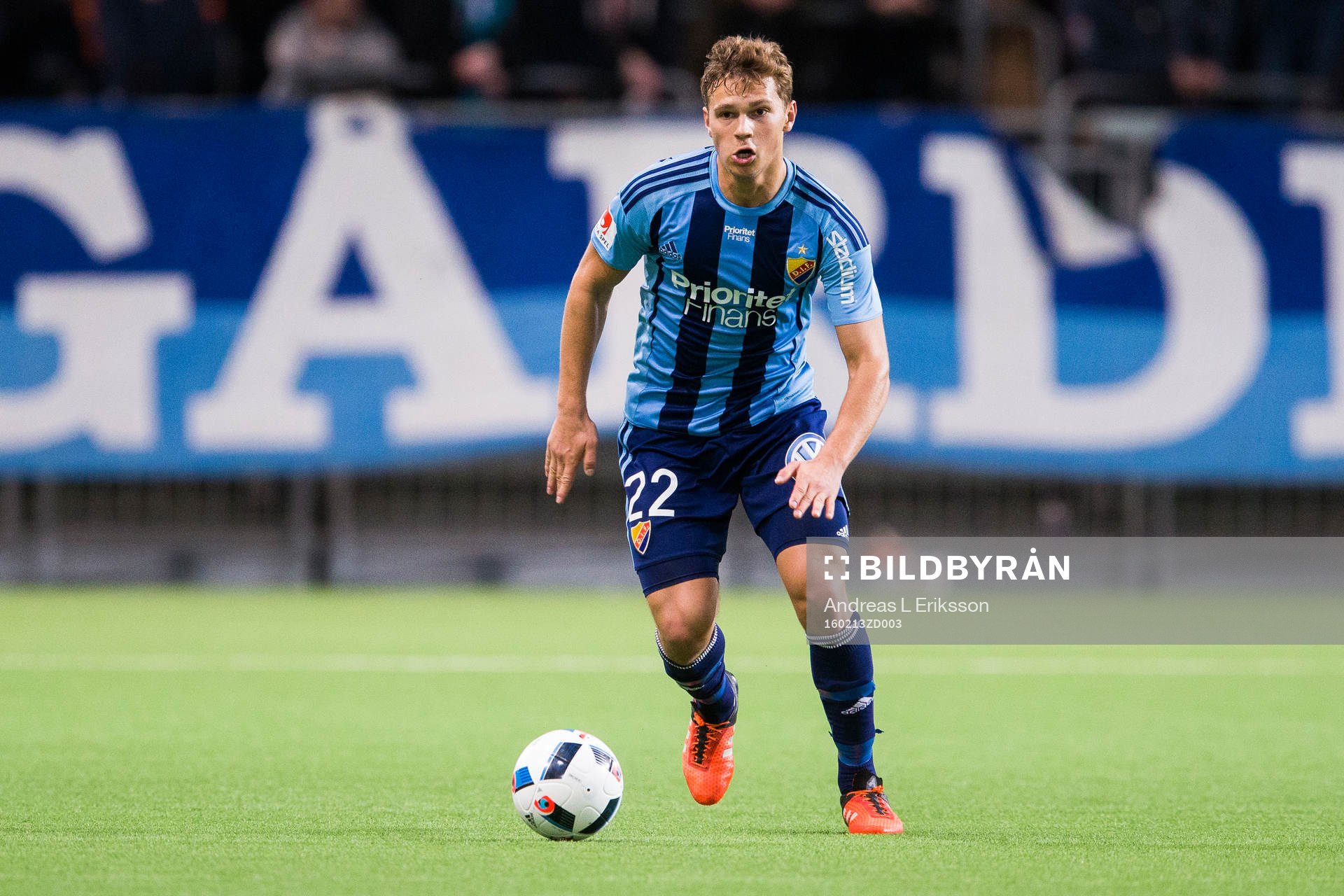 Djurgårdens Jesper Karlström med bollen