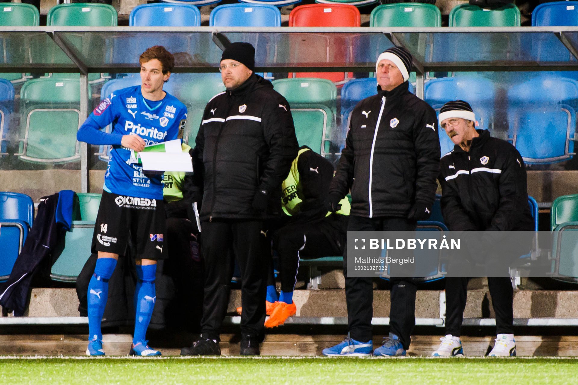 Halmstads Alexander Henningsson med taktikblocket på