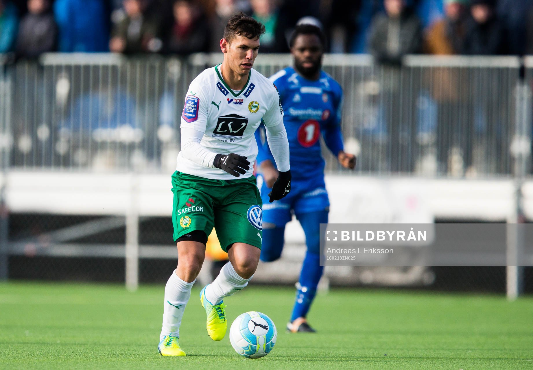 Hammarbys Alexssander Medeiros de Azeredo med bollen