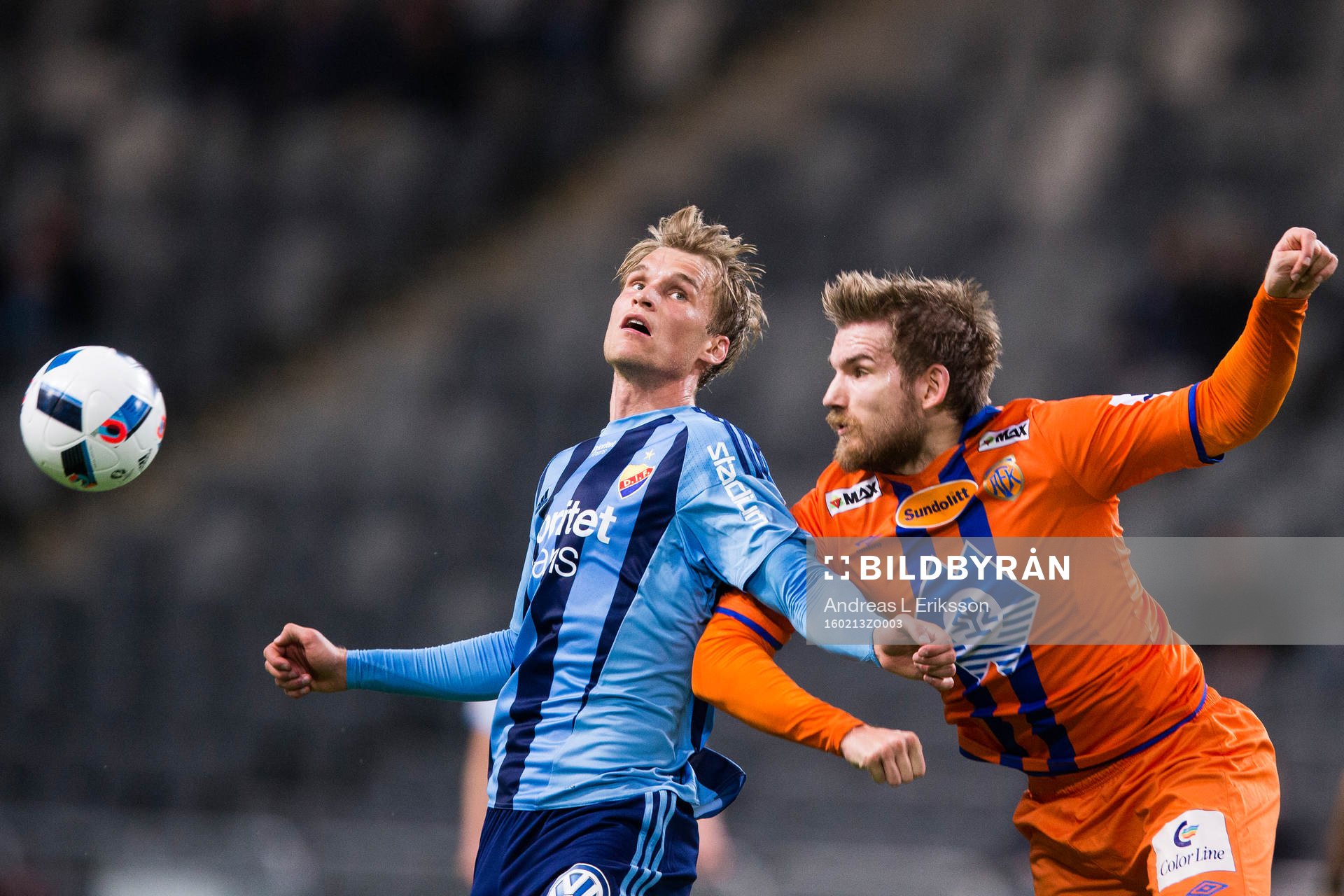 Djurgårdens Sebastian Andersson i en nickduell med Ålesunds Oddbjörn Lie under träningsmatchen i fotboll mellan Djurgården och Ålesund den 13 februari 2016 i Stockholm.
