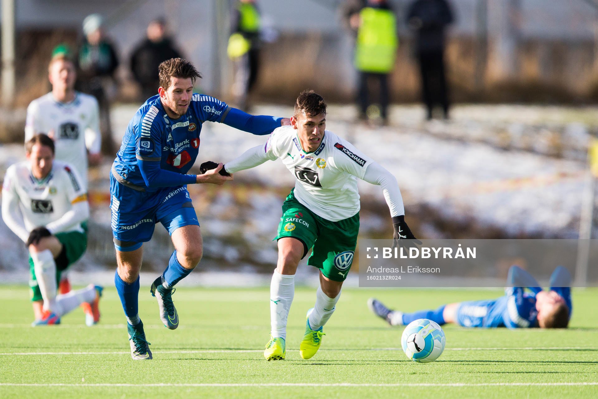 Tromsös Magnus Andersen försöker stoppa Hammarbys