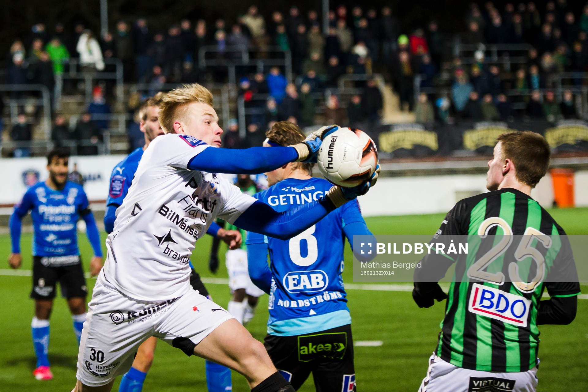 Halmstads målvakt Isak Pettersson med en räddning