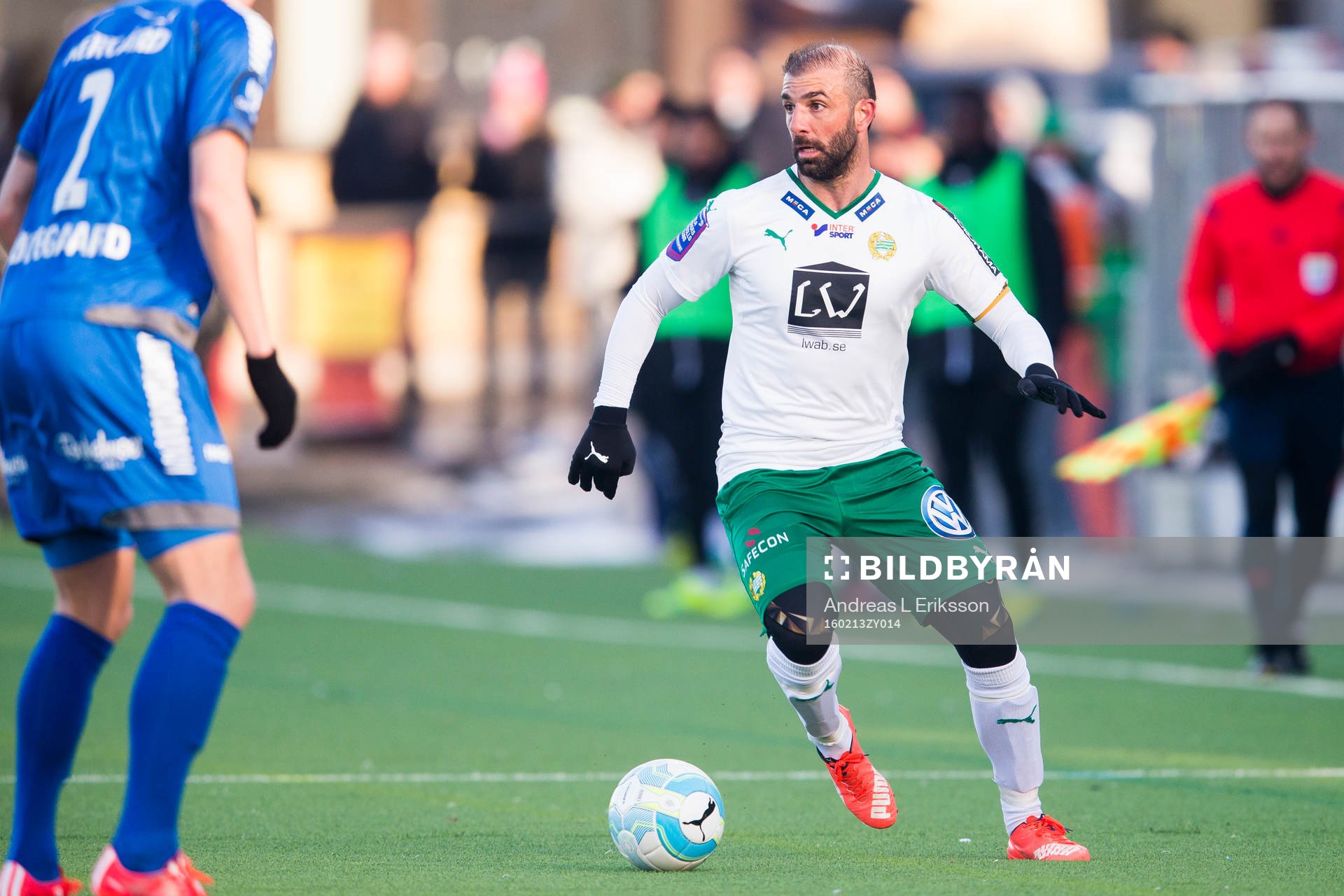 Hammarbys Kennedy Bakircioglu med bollen