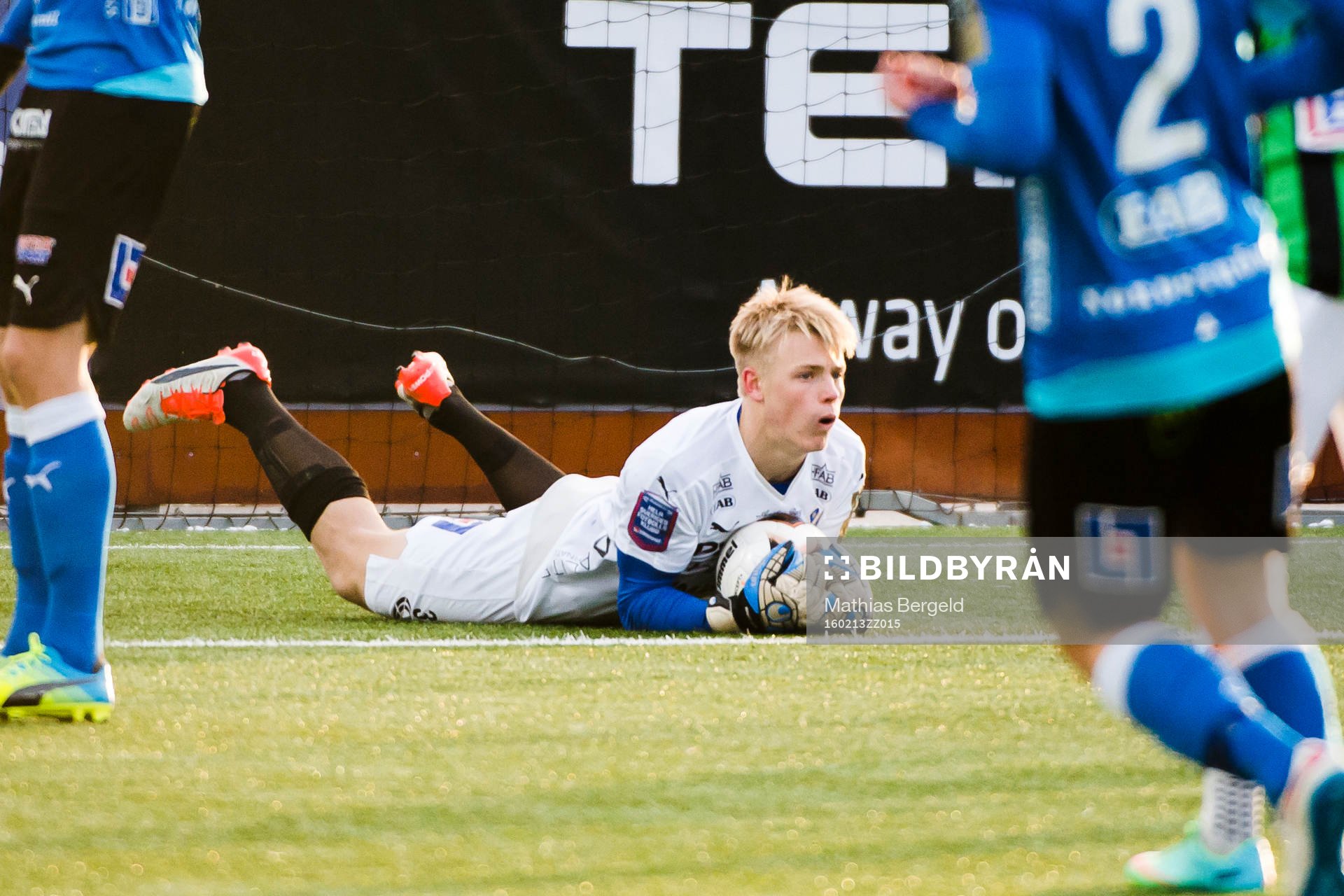 Halmstads målvakt Isak Pettersson räddar
