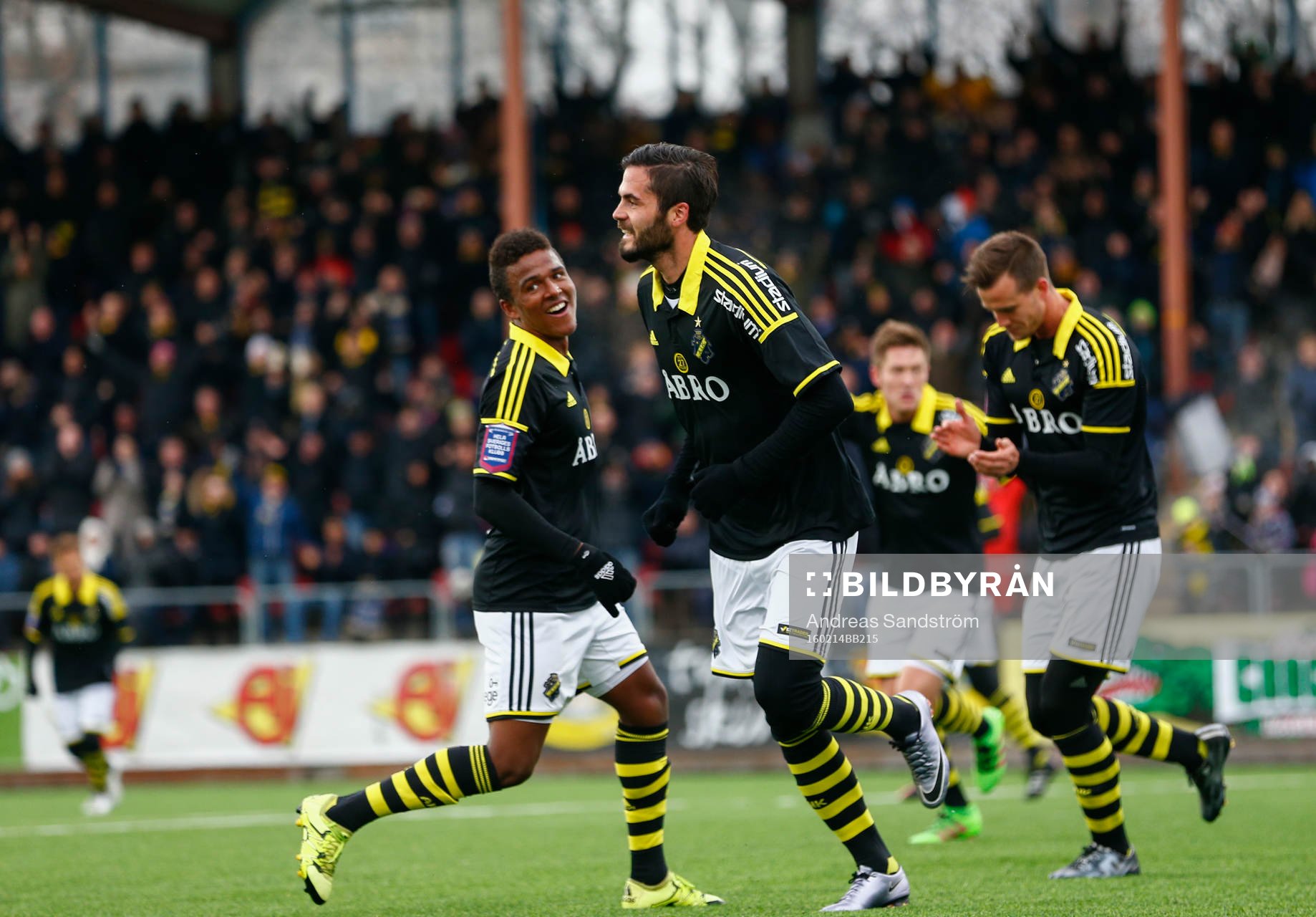 AIK:s Denni Avdic (m) gör 2-0 och gratuleras av Niclas Eliasson (v) under träningsmatchen i fotboll mellan AIK och Norrköping den 14 Februari 2016 i Stockholm.