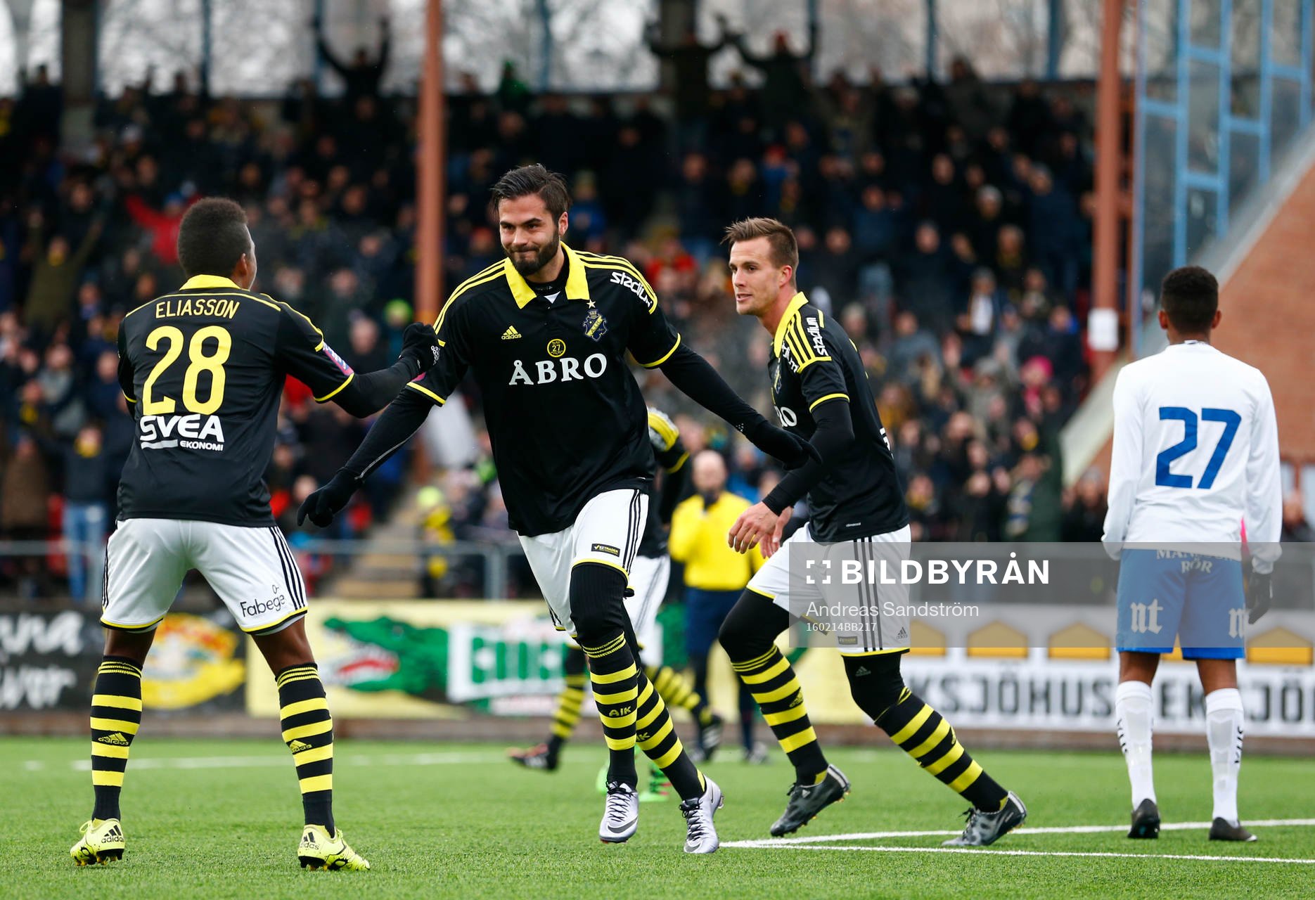 s Denni Avdic (m) gör 2-0 och gratuleras av Niclas