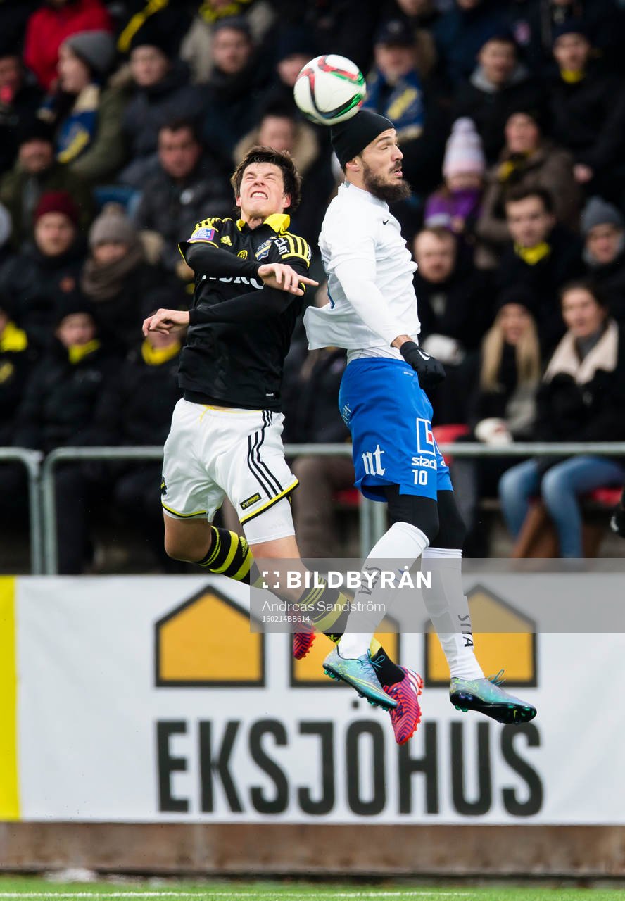 AIK:s Sauli Väisänen i en nickduell med Norrköpings Emir Kujovic under träningsmatchen i fotboll mellan AIK och Norrköping den 14 Februari 2016 i Stockholm.