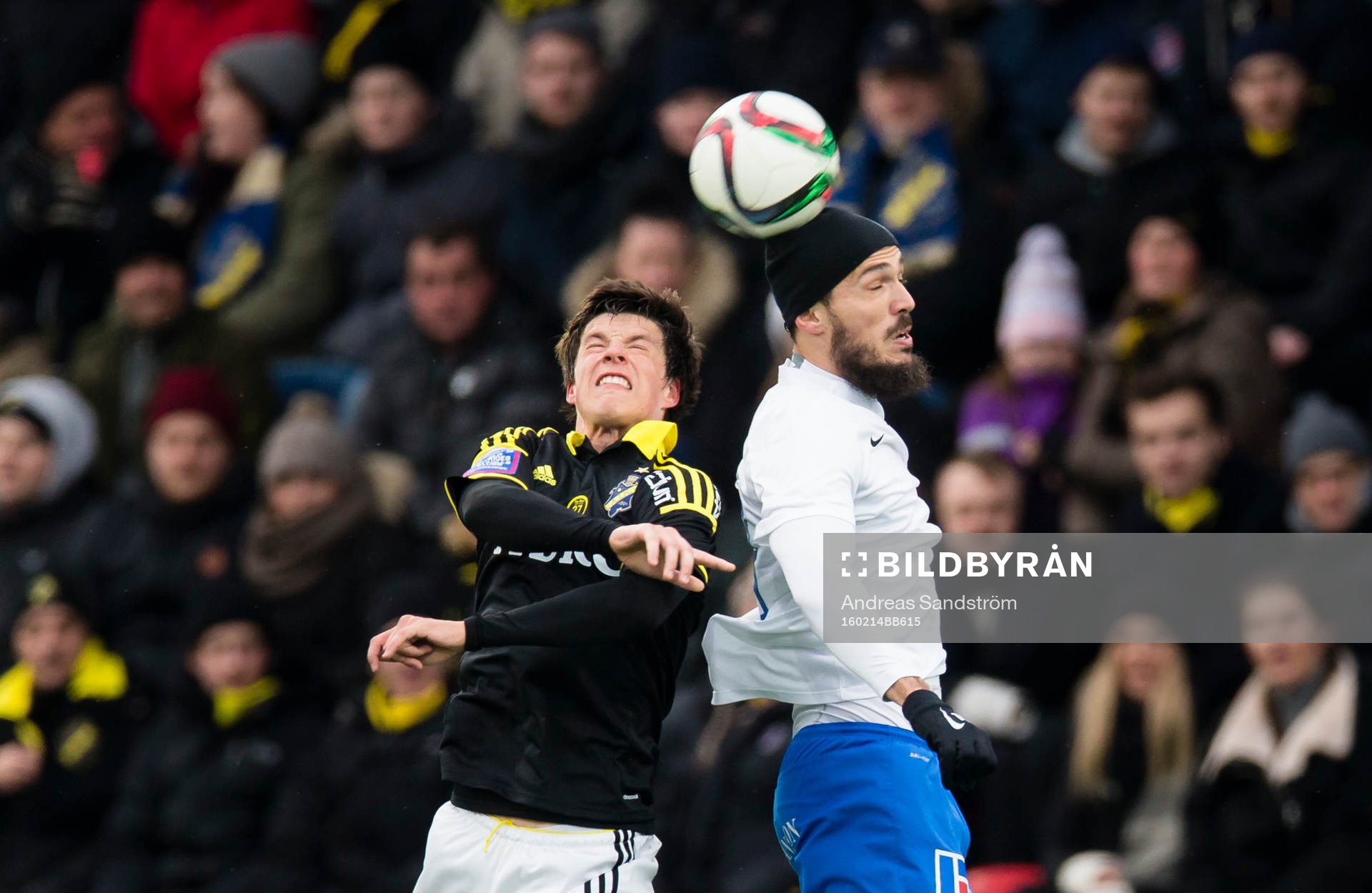 AIK:s Sauli Väisänen i en nickduell med Norrköpings Emir Kujovic under träningsmatchen i fotboll mellan AIK och Norrköping den 14 Februari 2016 i Stockholm.