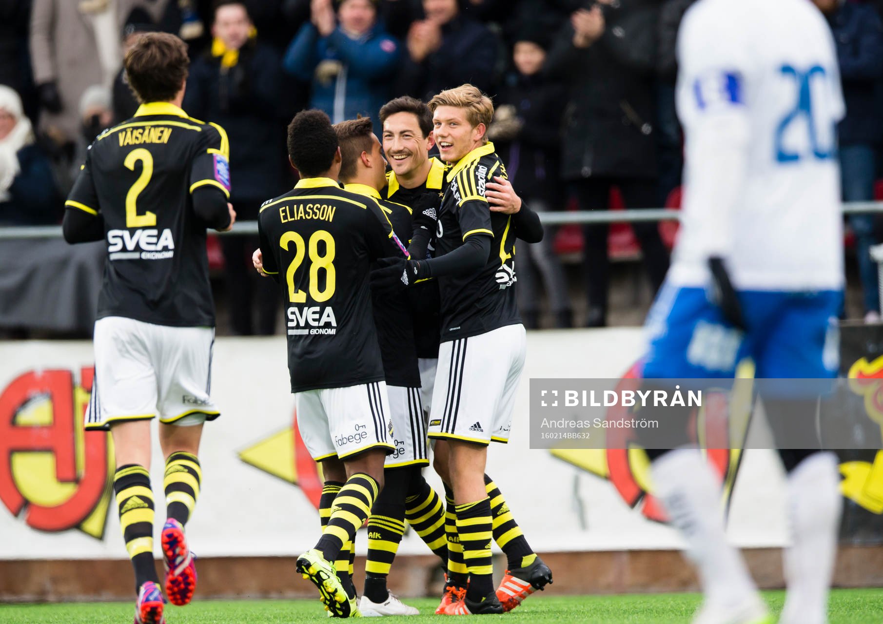 s Stefan Ishizaki gör 1-0 och firar med Niclas Eliasson