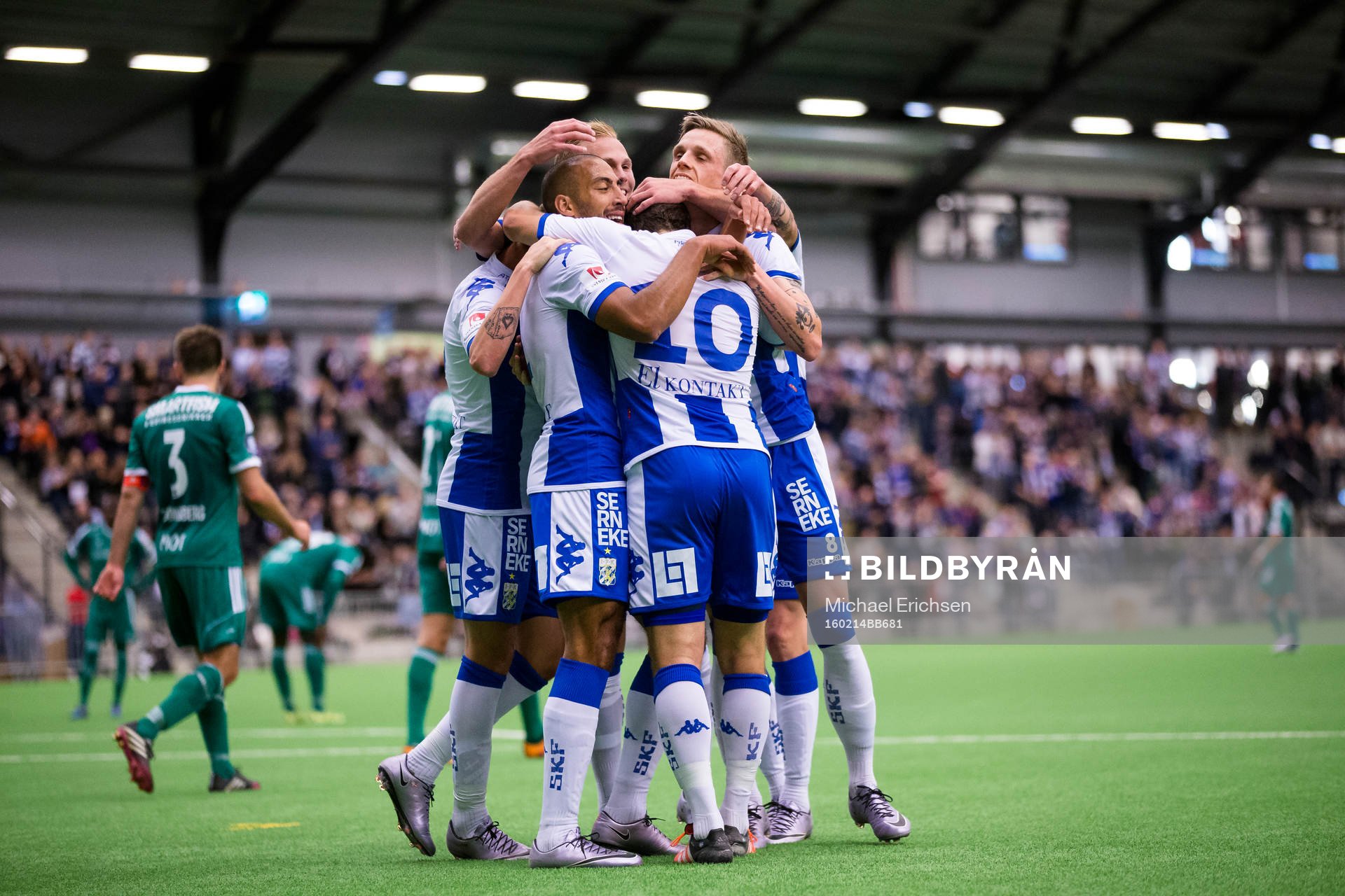 IFK Göteborgs Tobias Hysén omfamnas