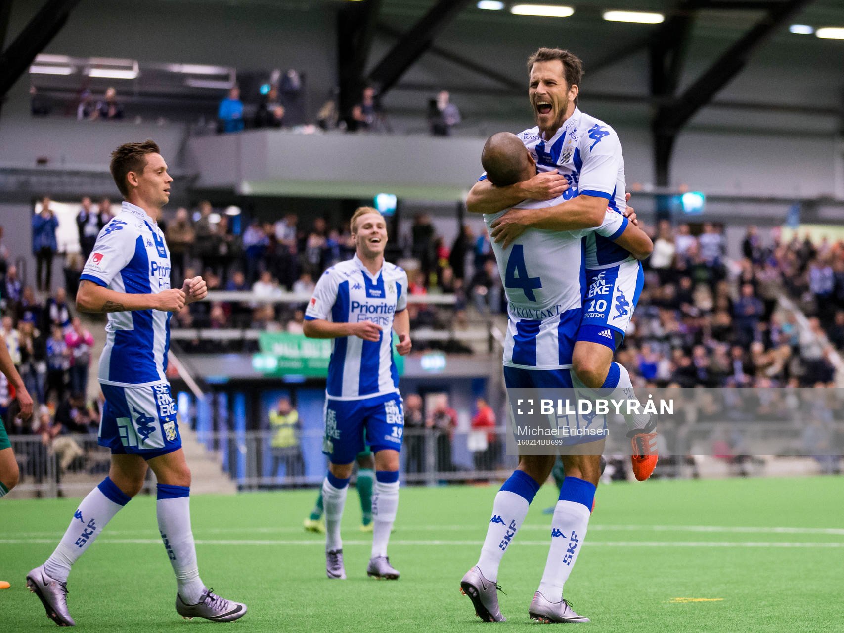 IFK Göteborgs Tobias Hysén omfamnas av Haitam Aleesami