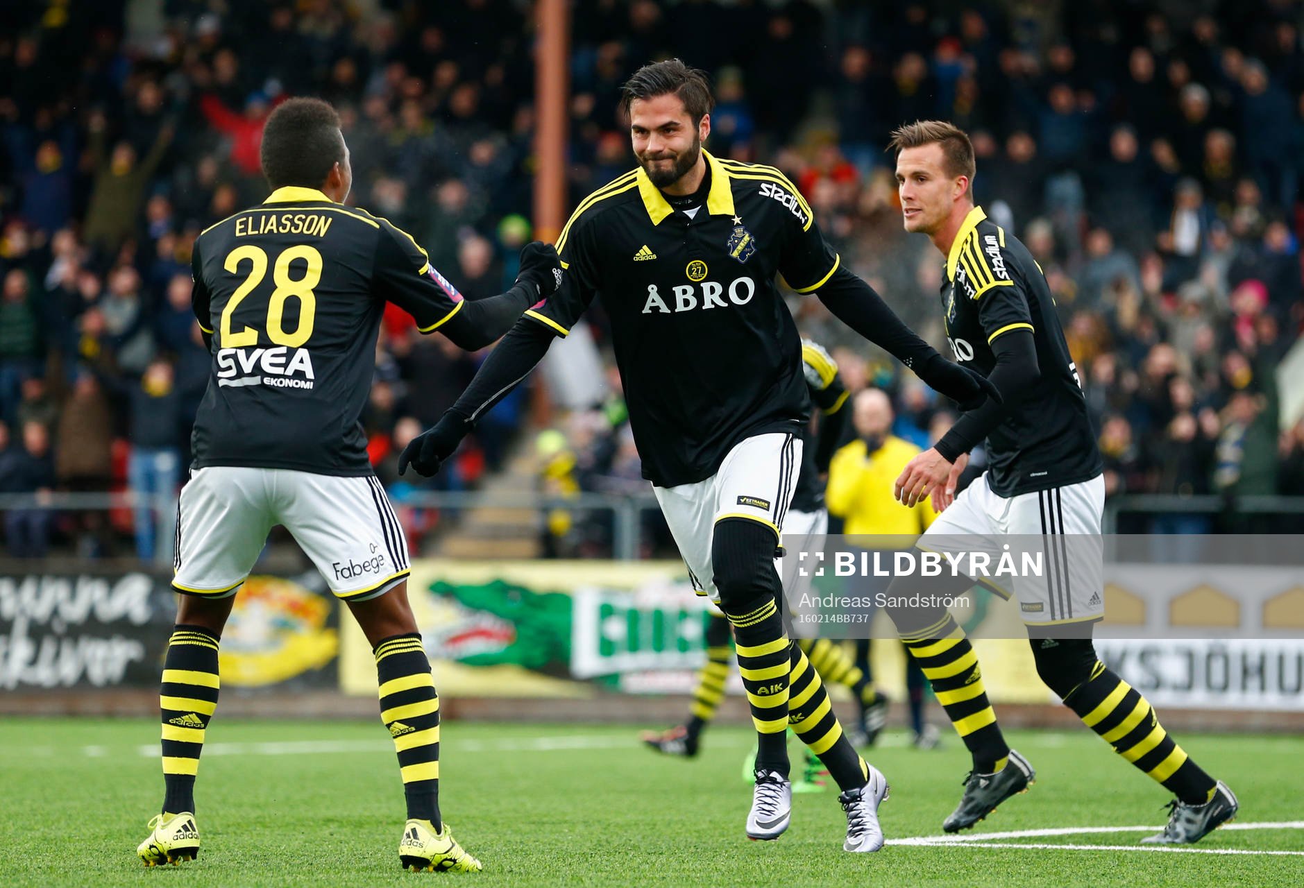 s Denni Avdic (m) gör 2-0 och gratuleras av Niclas