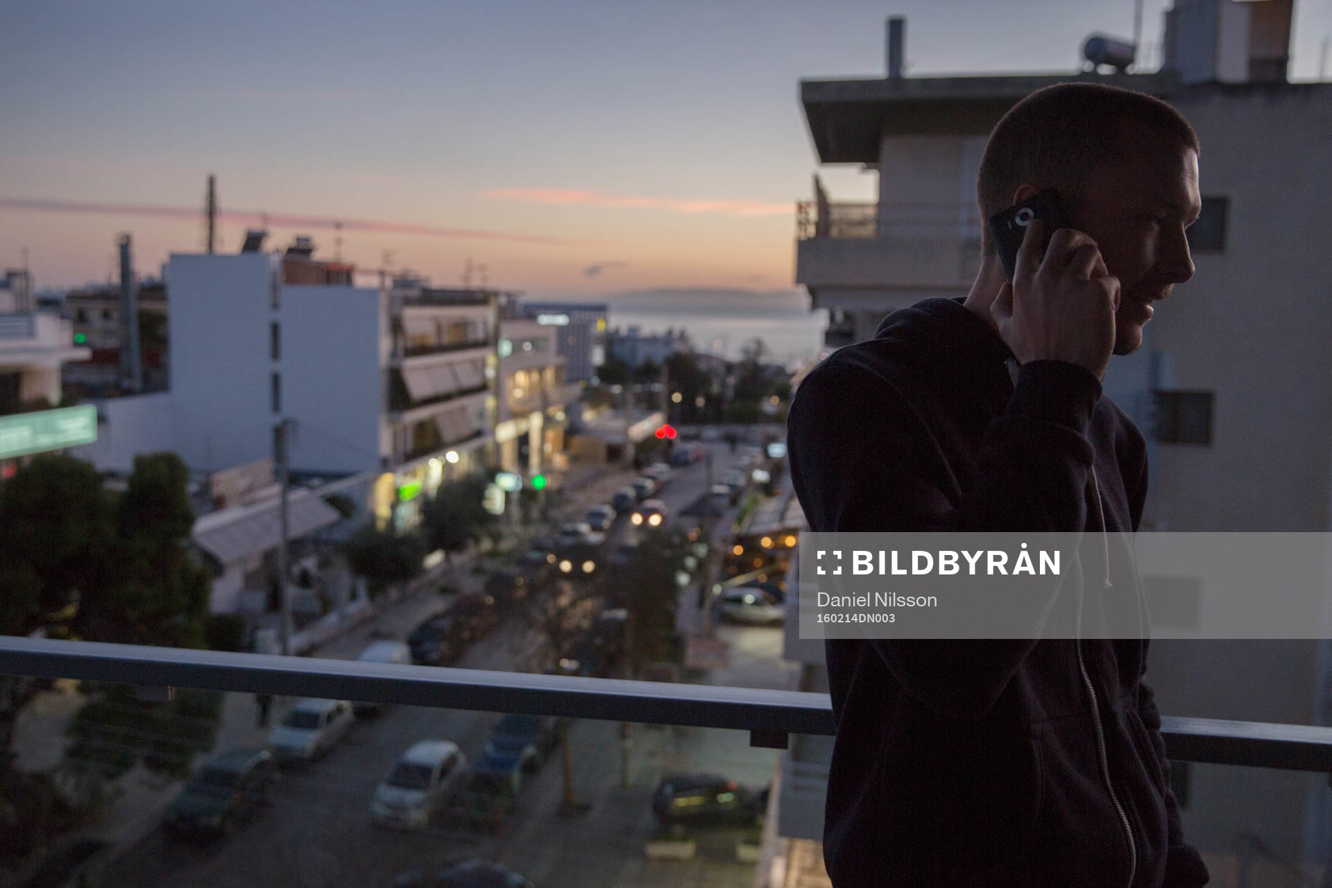 4 AEK Athens Jakob Johansson pratar i telefon på sin