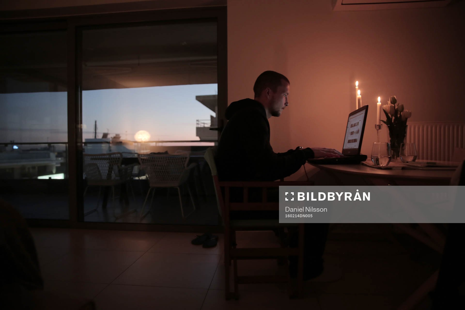 4 AEK Athens Jakob Johansson sitter framför en dator i