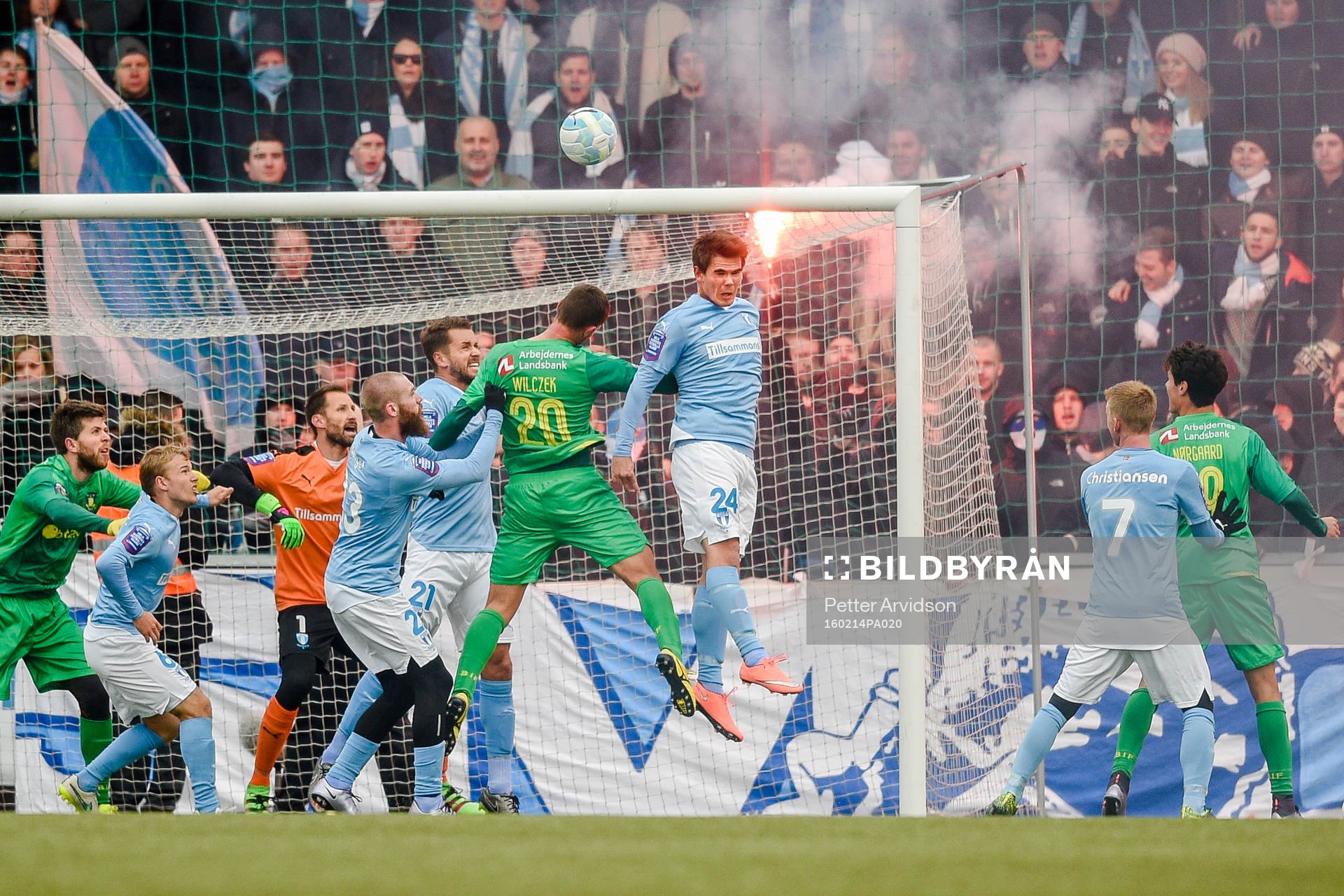Malmö FFs Vidar Örn Kjartansson försöker nicka bort