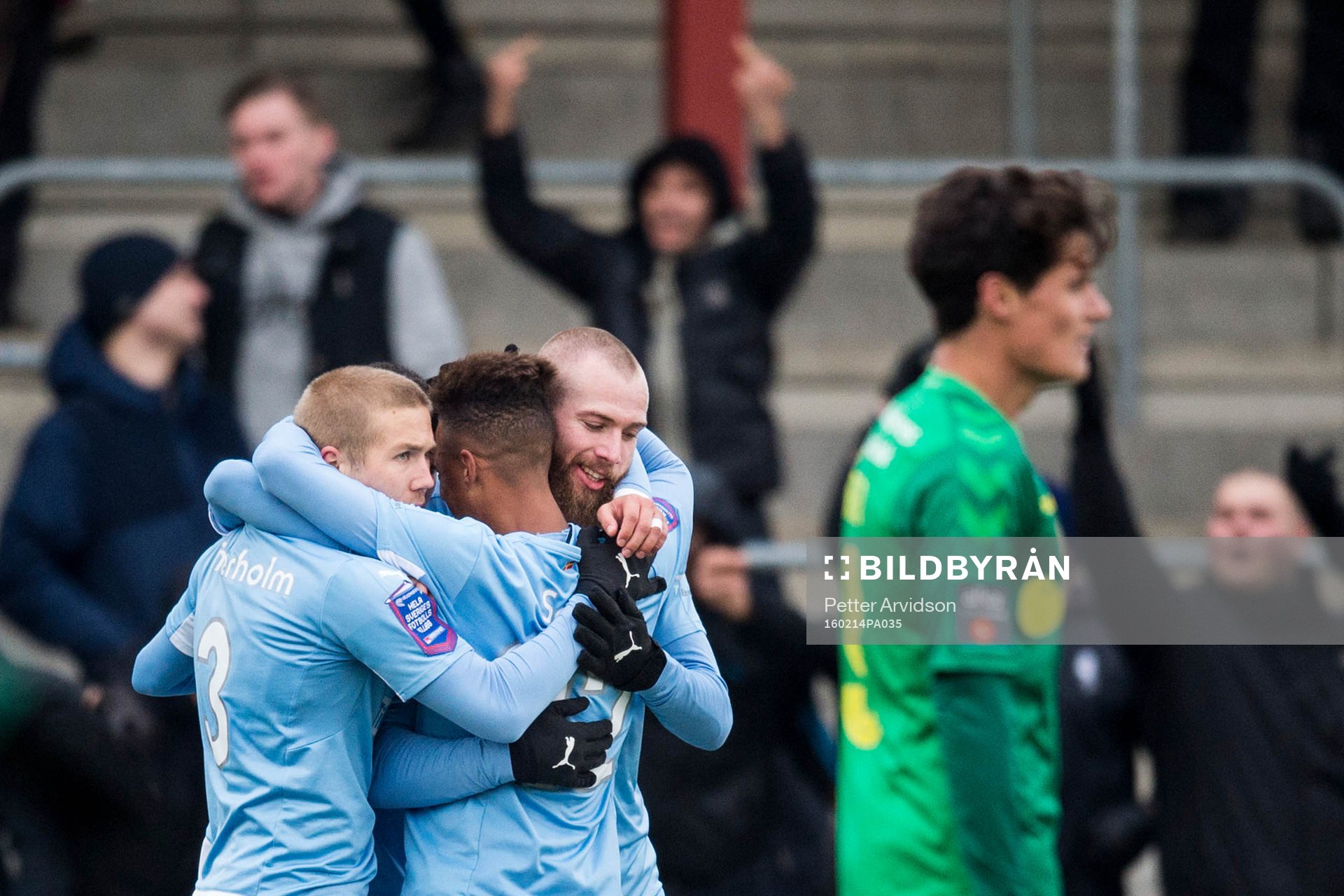 Malmö FFs Anton Tinnerholm och Tobias Sana jublar med Jo