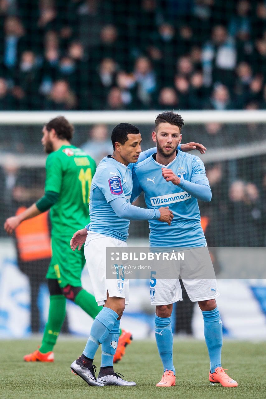 Malmö FFs Yoshimar Yotún och Tobias Sana jublar