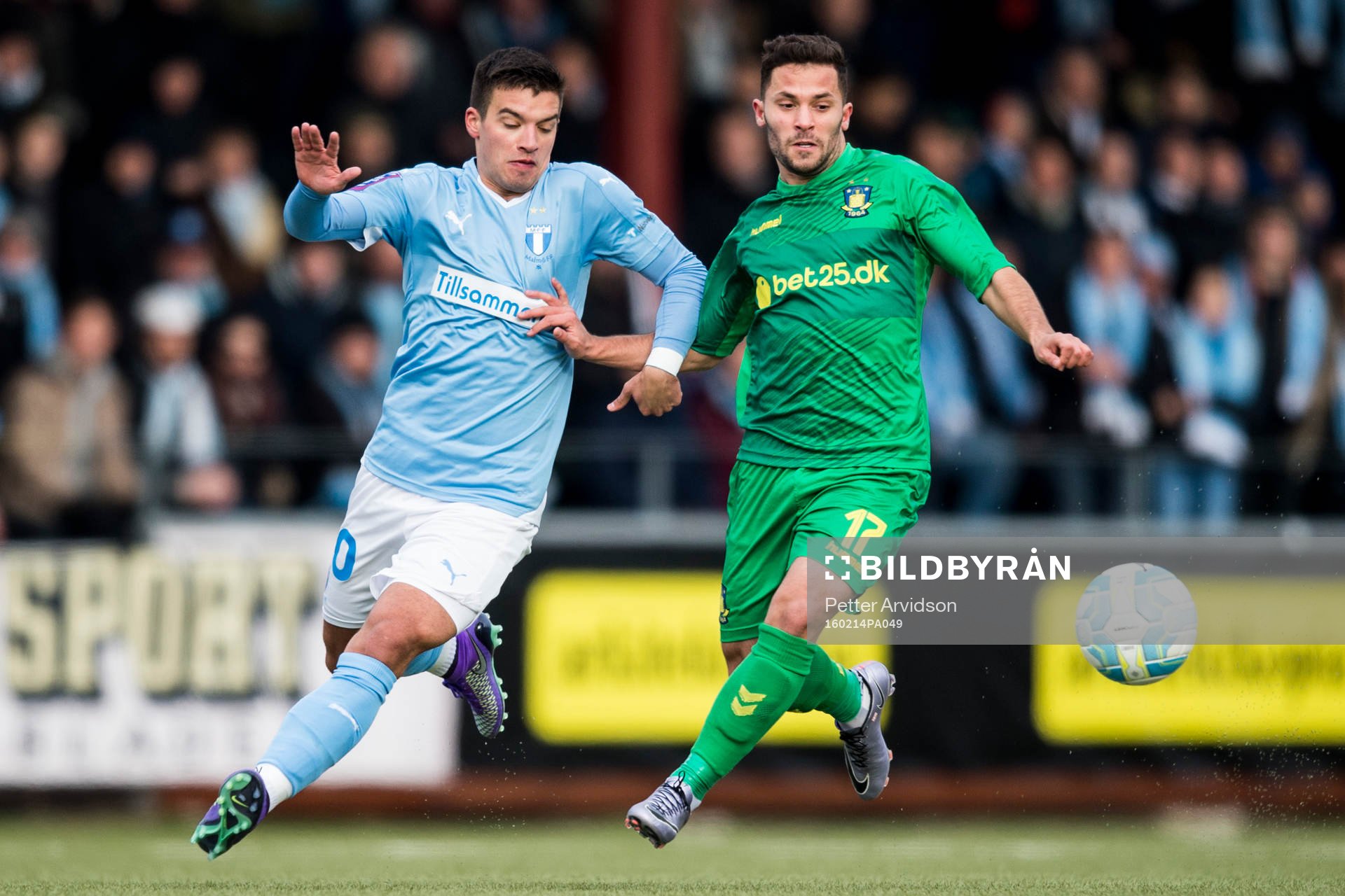 Malmö FFs Vladimir Rodic och Bröndbys Riza Durmisi under en träningsmatch i fotboll mellan Malmö FF och Bröndby den 14 februari 2016 i Malmö.