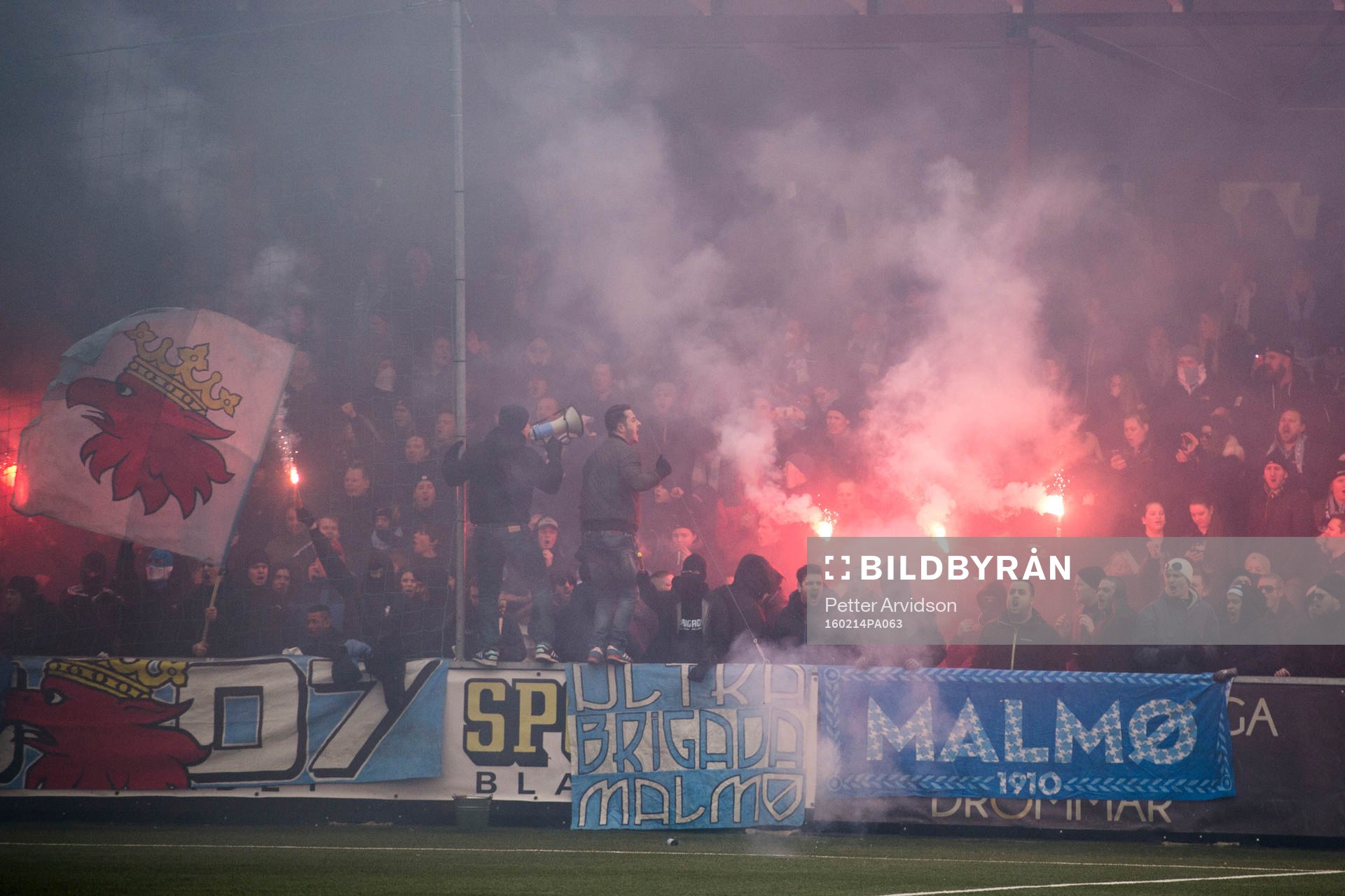 Malmö FFs supportrar bränner bengaler