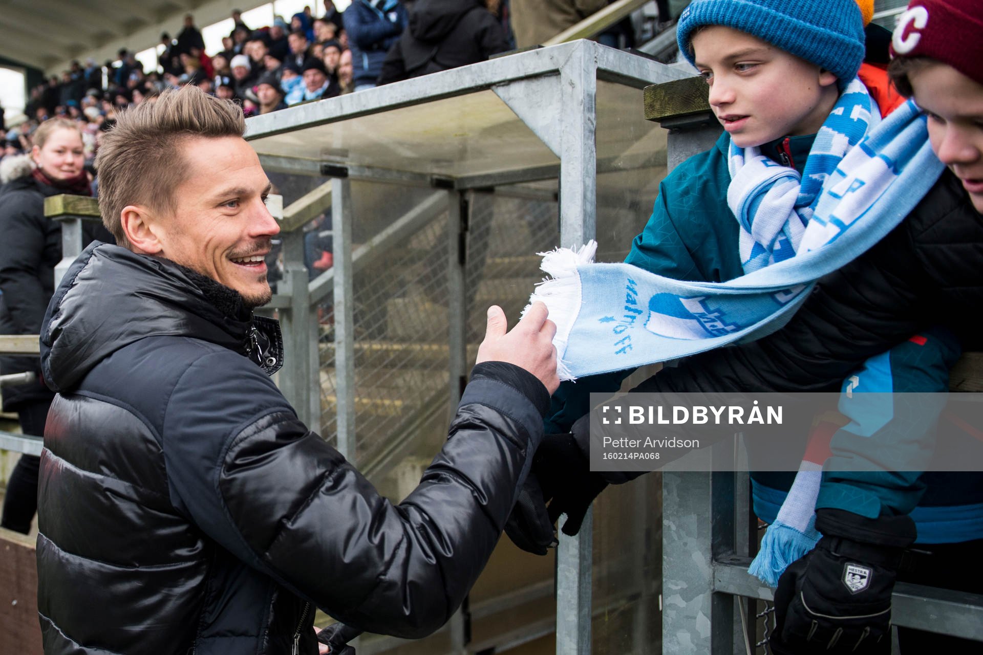 Malmö FFs Markus Rosenberg hälsar på några unga