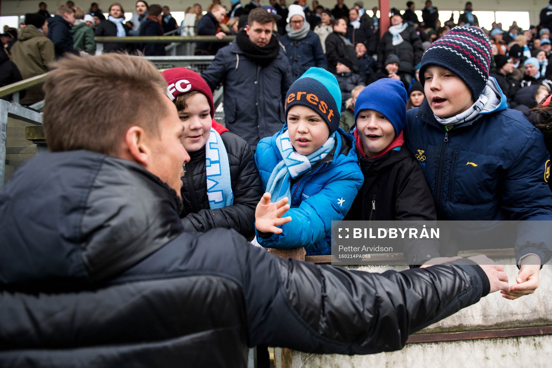 Malmö FFs Markus Rosenberg hälsar på några unga