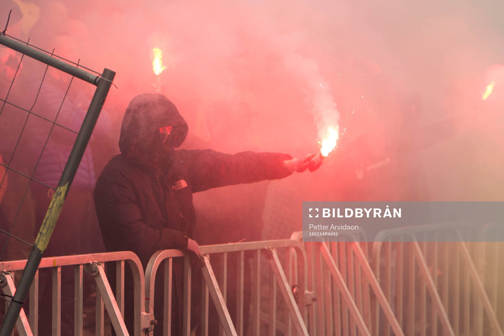 Bröndbys supportrar bränner bengaler