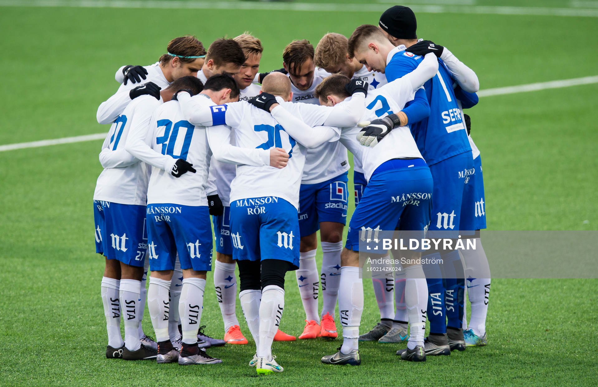 Norrköpings spelare står i en ring