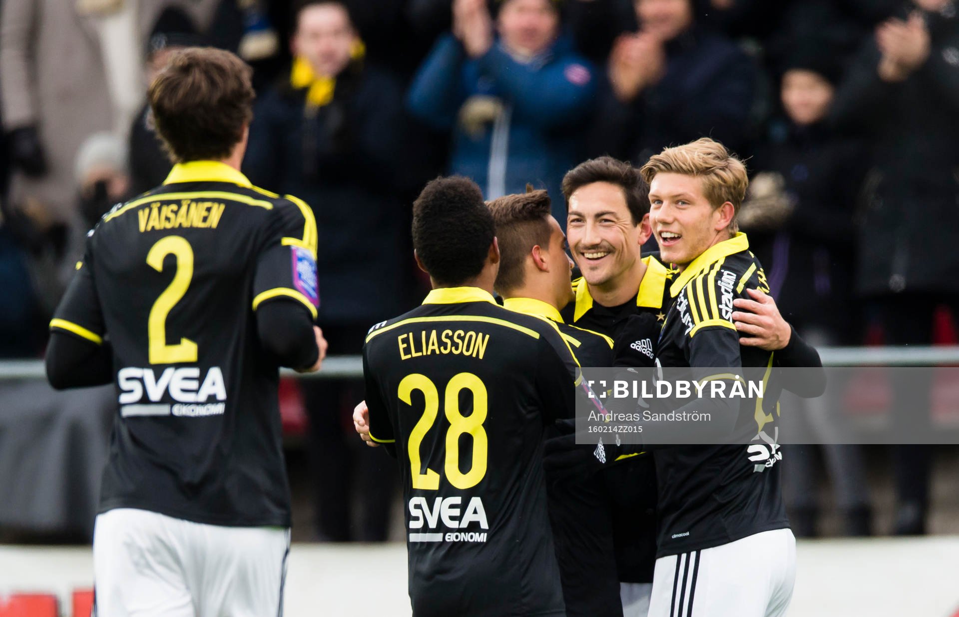 AIK:s Stefan Ishizaki gör 1-0 och firar med Niclas Eliasson (v), Armin Affane och Anton Jönsson Salétros (h) under träningsmatchen i fotboll mellan AIK och Norrköping den 14 Februari 2016 i Stockholm.