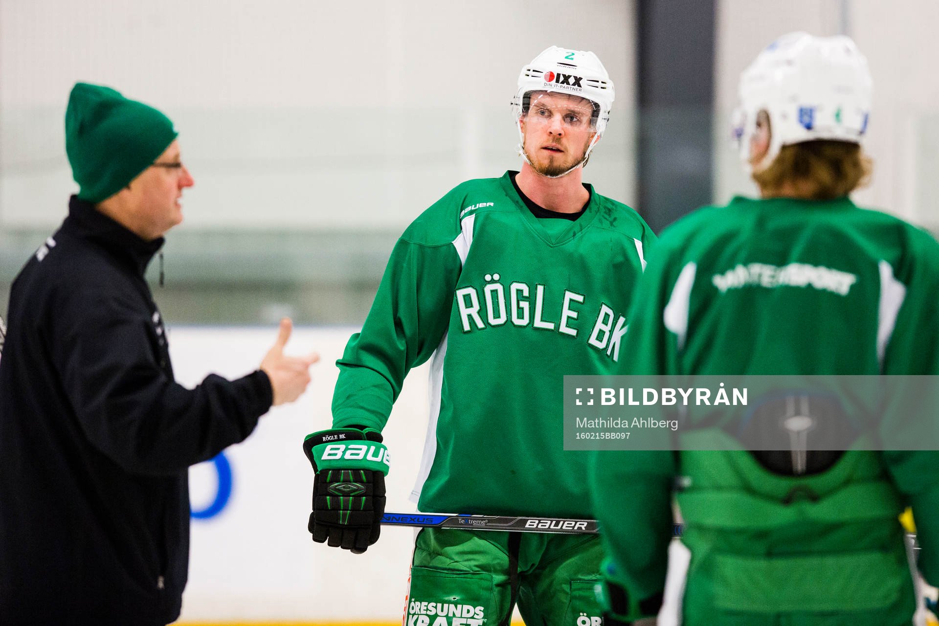 Rögles Jens Hellgren lyssnar på tränaren