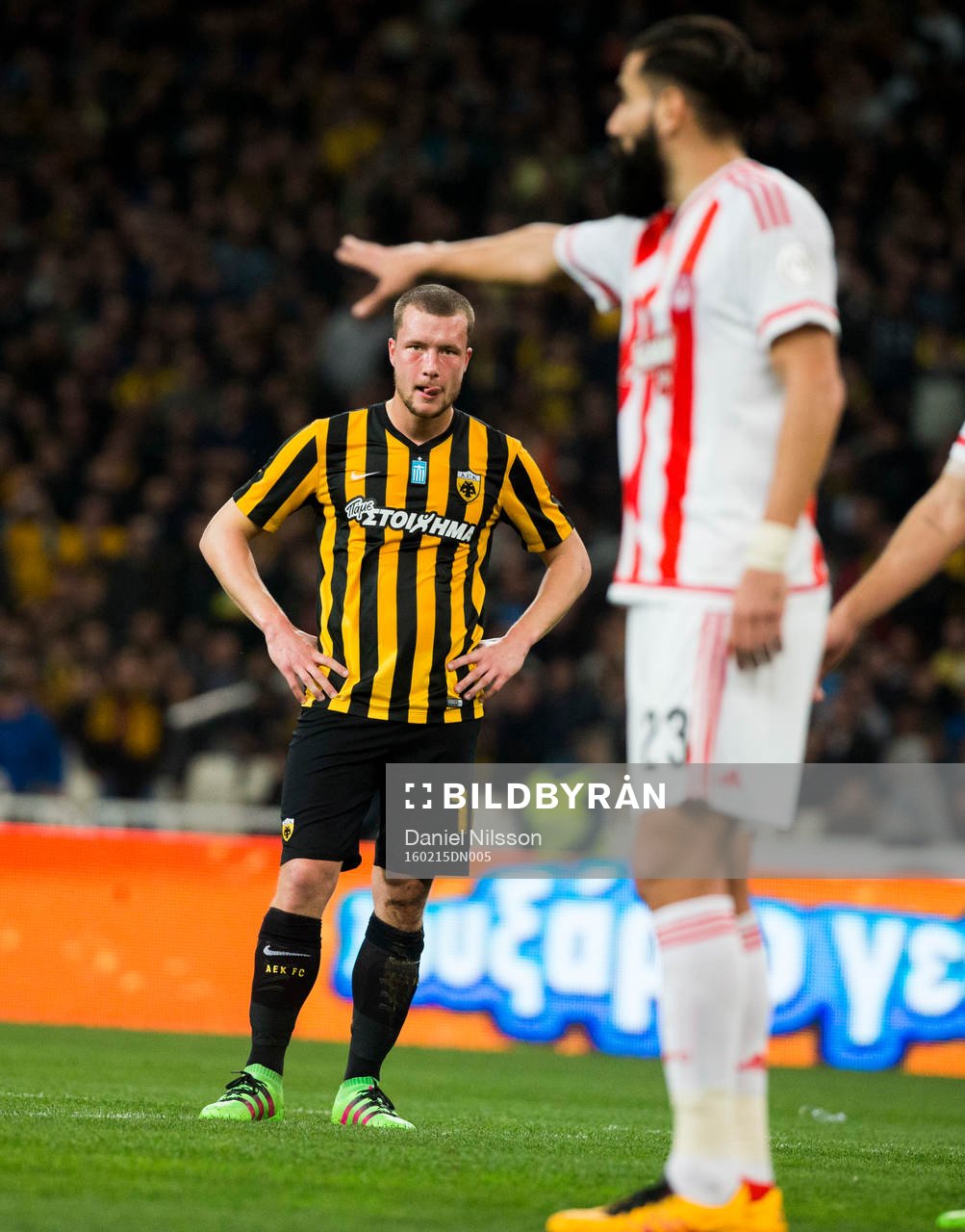 AEK Athens Jakob Johansson och Olympiakos Jimmy Durmaz under derbyt mellan AEK Athen och Olympiakos i den grekiska superligan den 14 Februari 2016 i Aten.