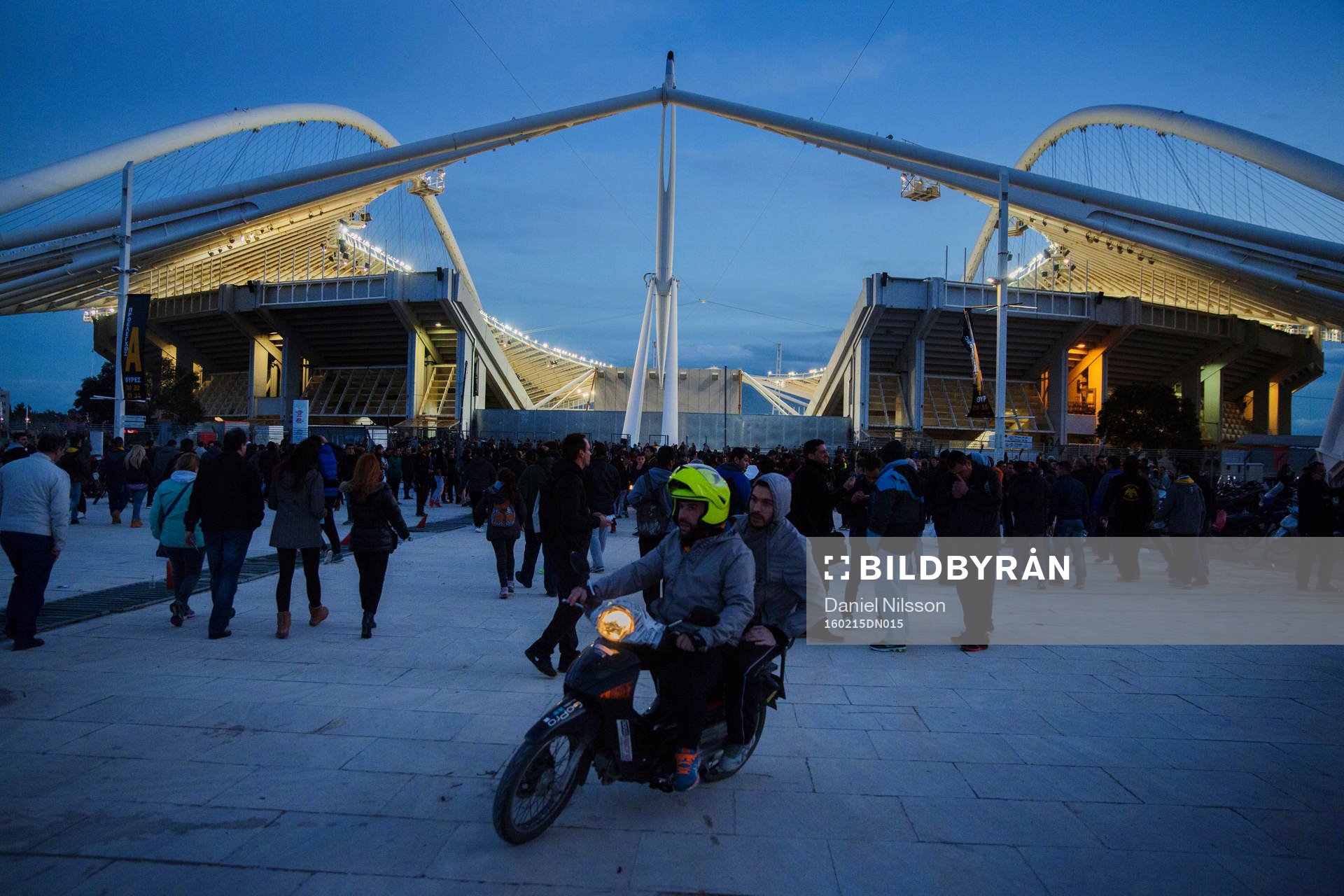 Supportrar kör motorcykel utanför Olympiastadion i Aten