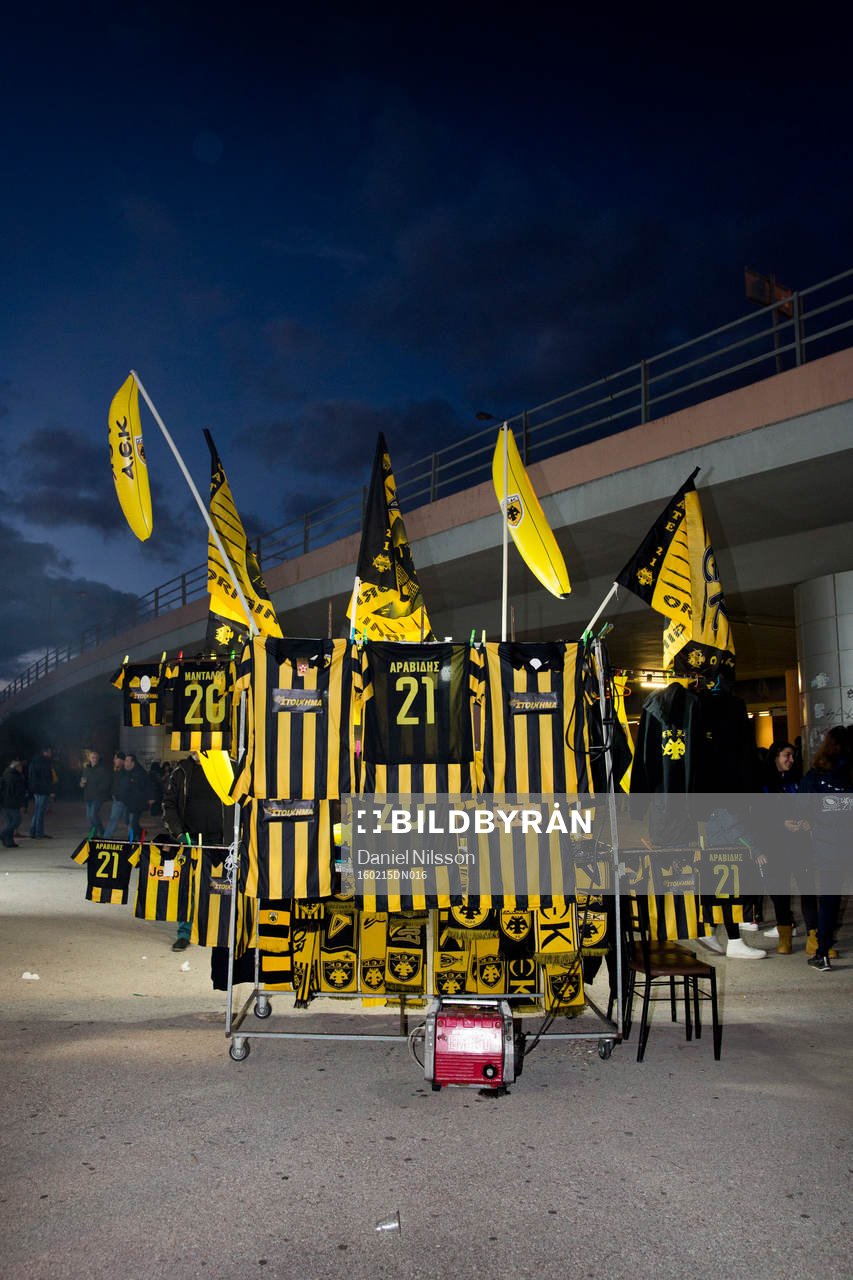 Ett stånds säljer fotbollströjor utanför Olympiastadion i Aten före derbyt mellan AEK Athen och Olympiakos i den grekiska superligan den 14 Februari 2016 i Aten.