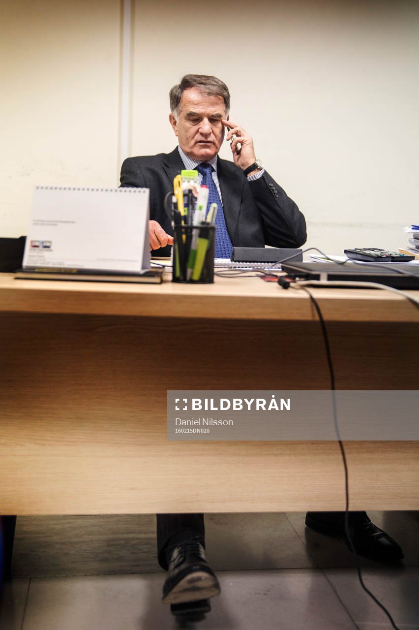 AEK Athens sportchef Dusan Bajevic pratar i telefon på