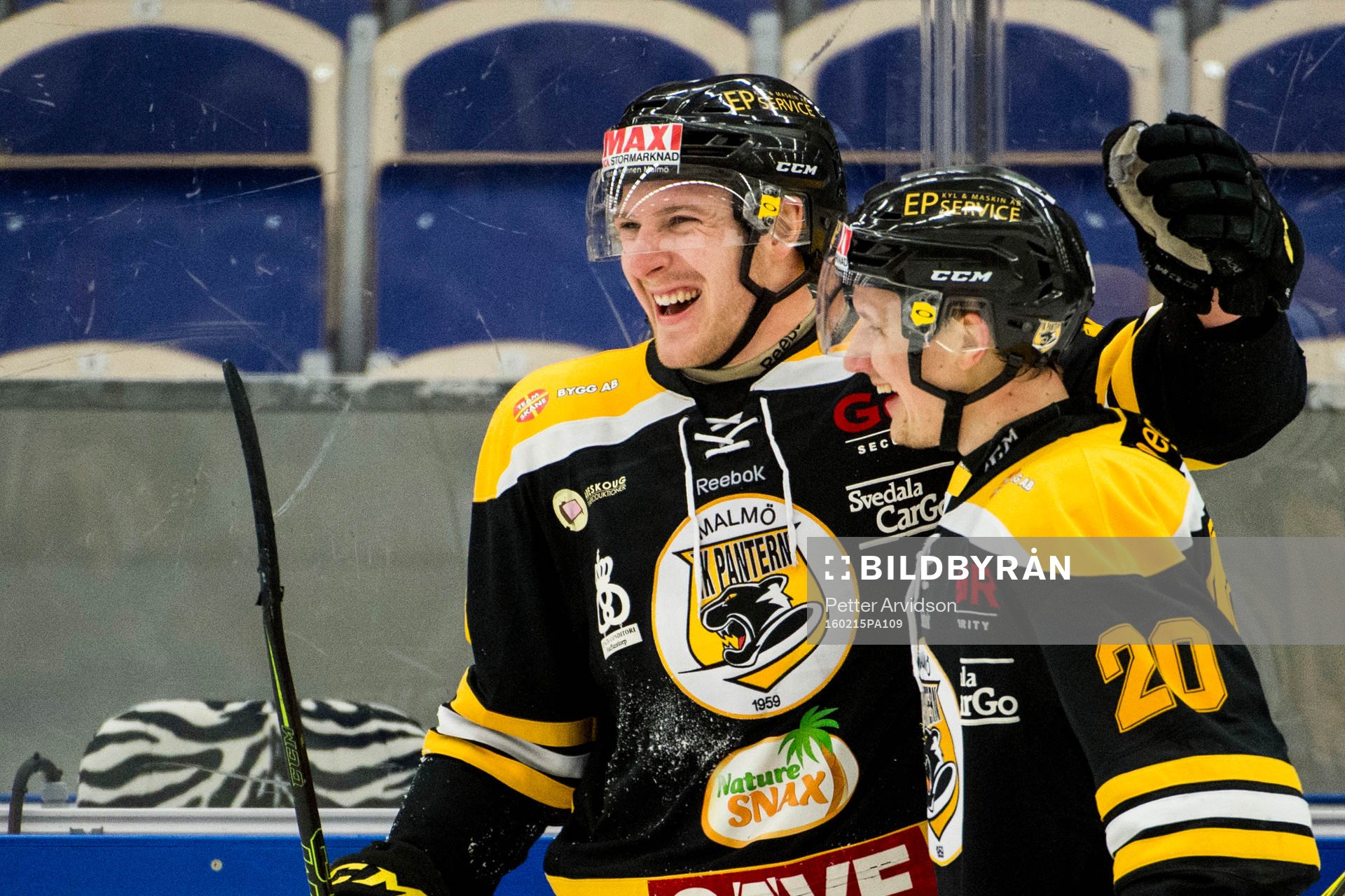 Panterns Carl-Johan Sjögren jublar ihop med Tommi Juntunen