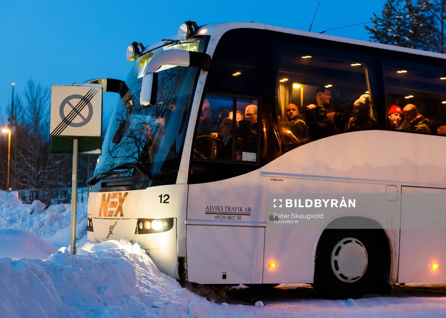 Bussen med Malmöspelarna kör fast i snön
