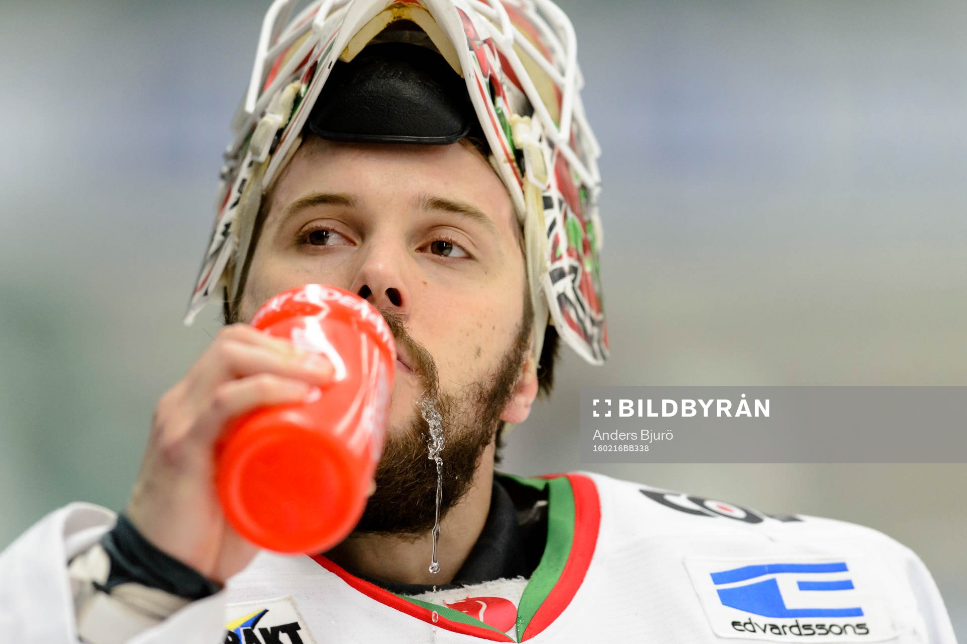 Modos målvakt Jonatan Bjurö dricker vatten