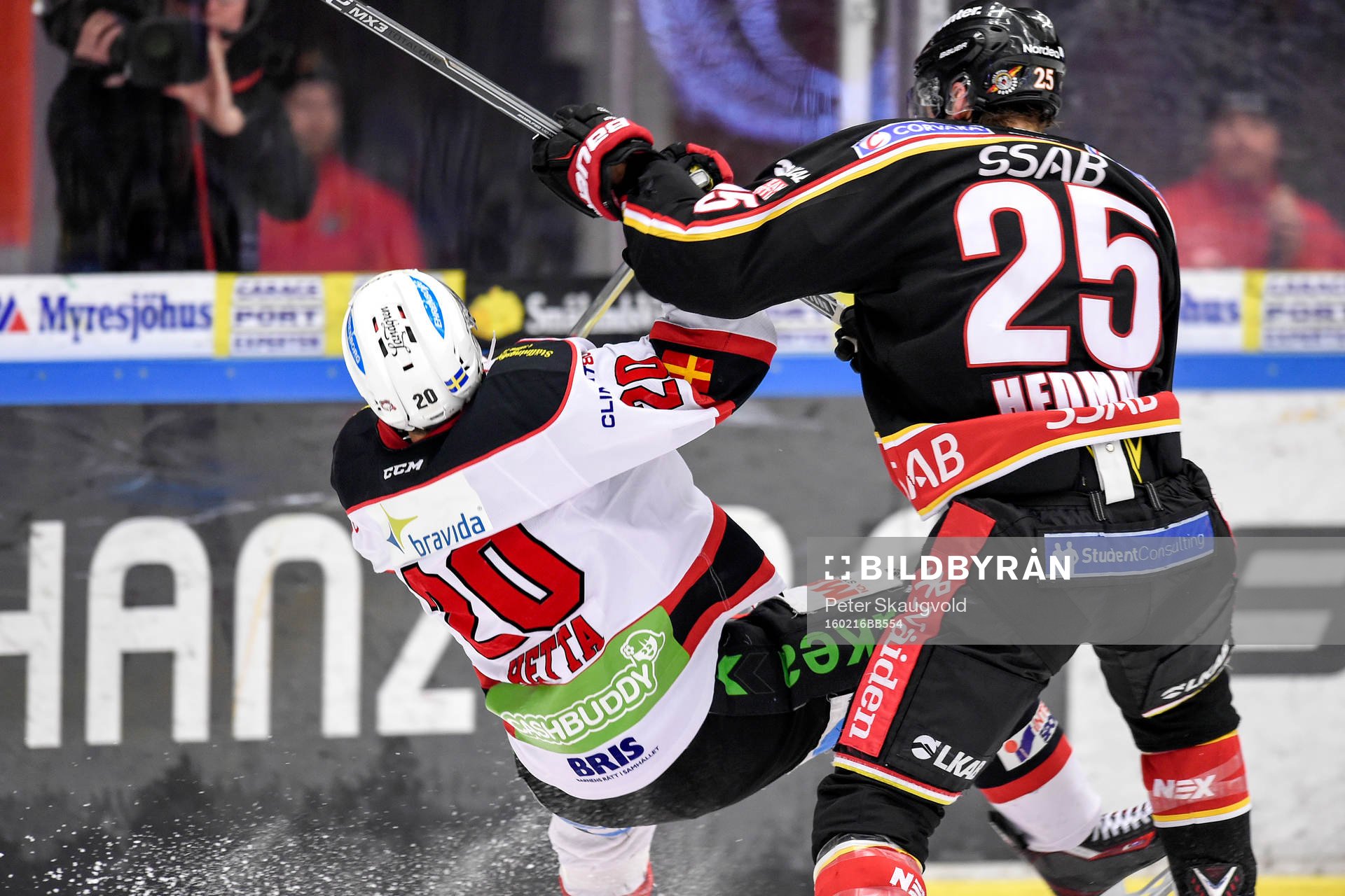 Luleås Anton Hedman tacklar Malmö Redhawks Henrik Hetta