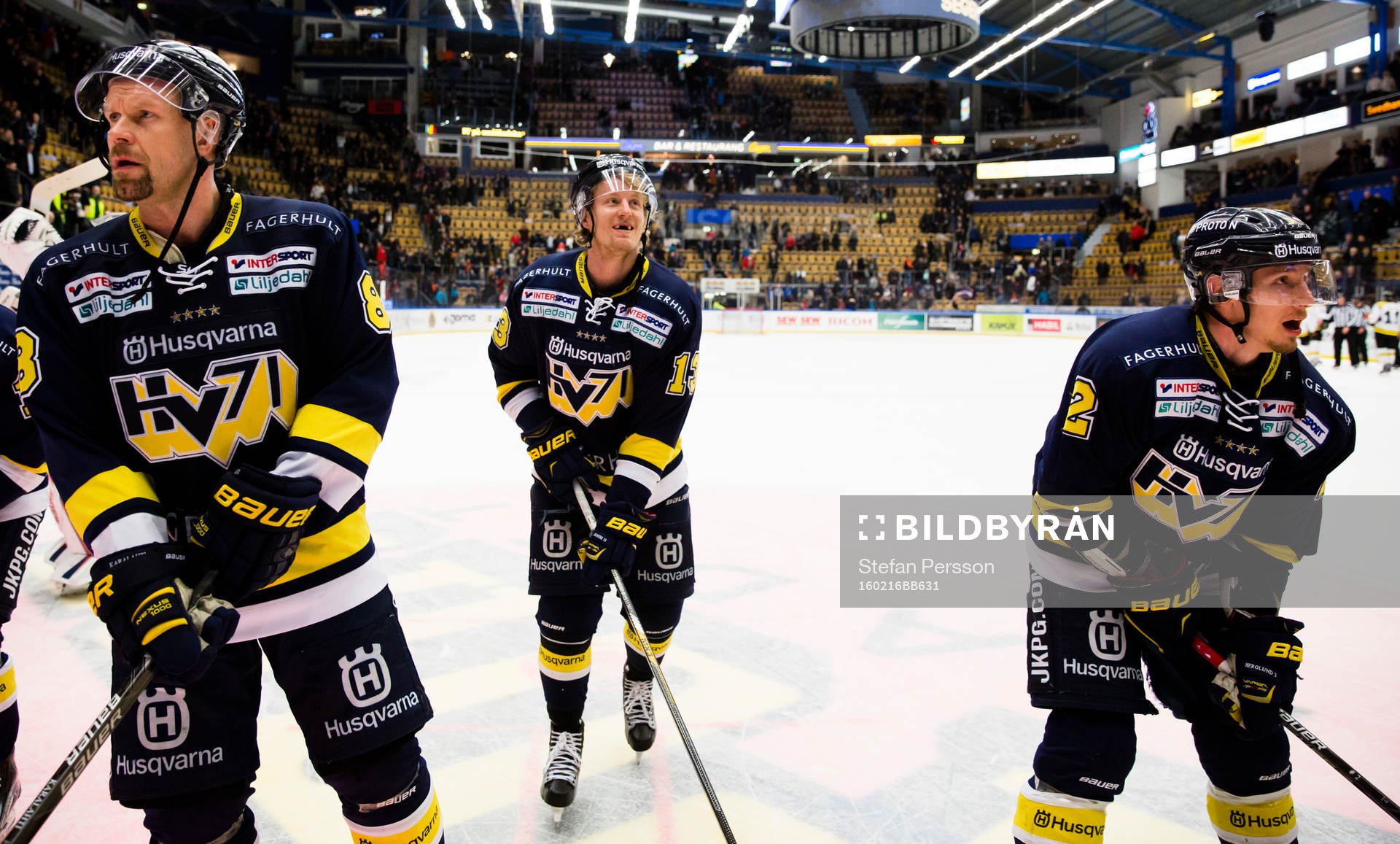s Jere Karalahti, Oscar Sundh och Kristofer Berglund jublar