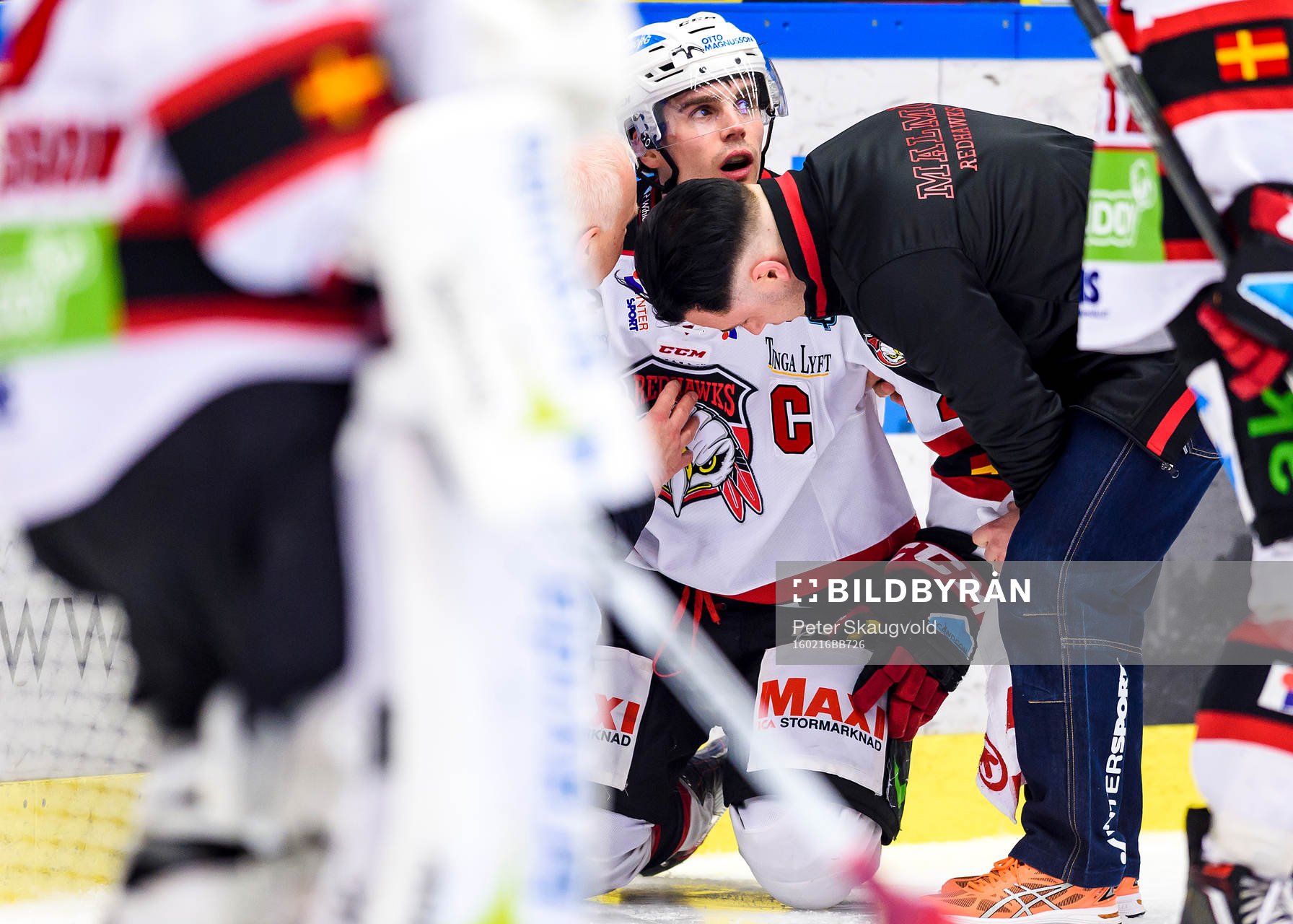 Malmö Redhawks Henrik Hetta får hjälp att komma på