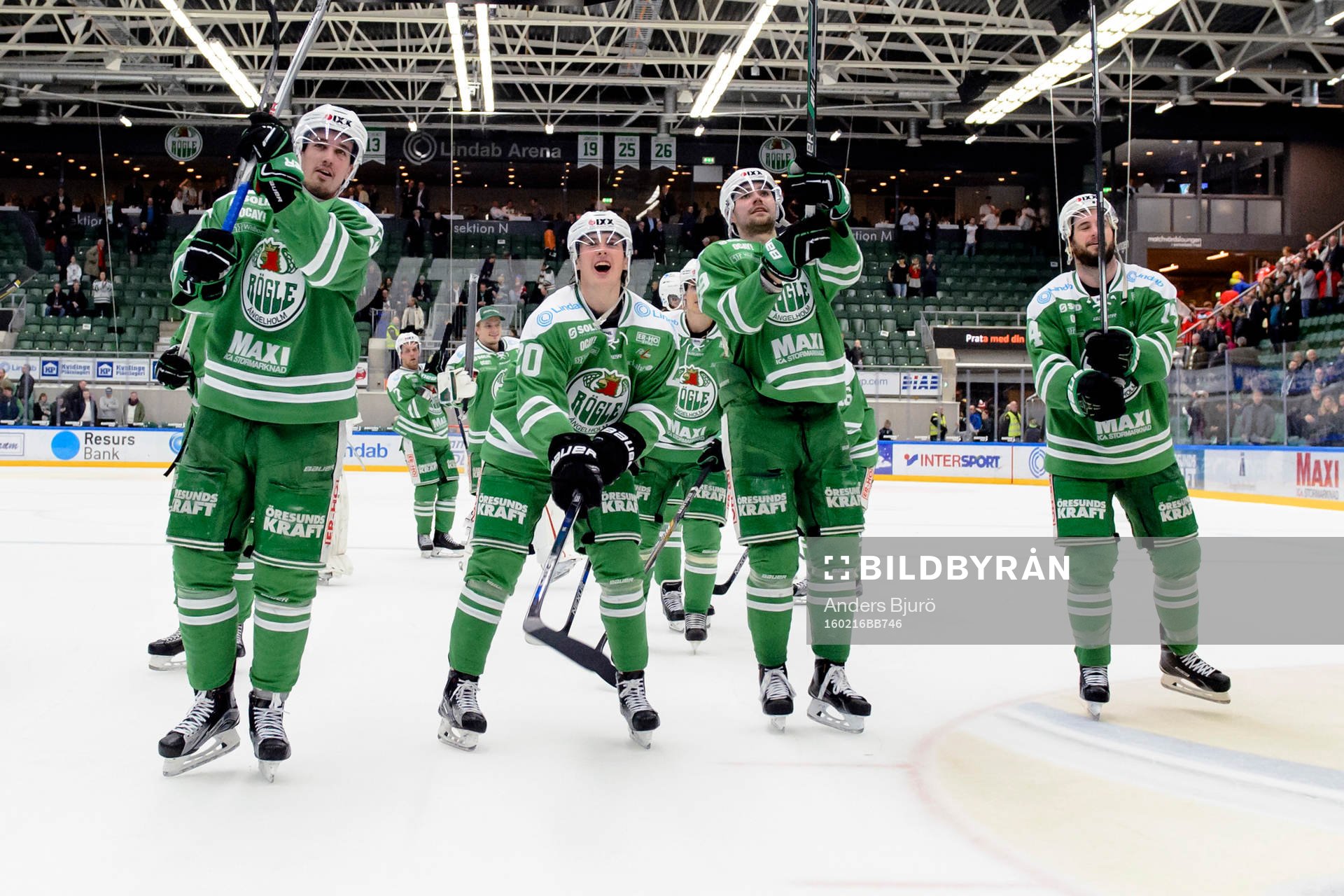 Rögles spelare jublar och tackar sina supporters