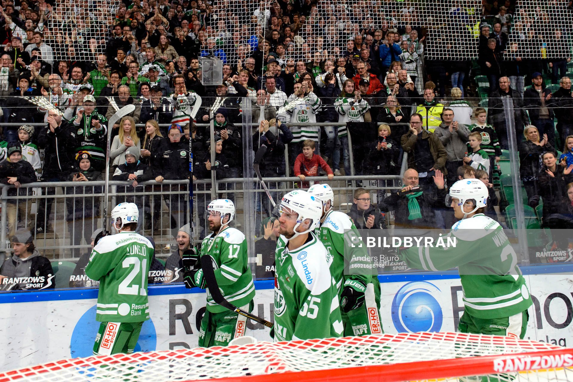 Rögles spelare jublar och tackar sina supporters