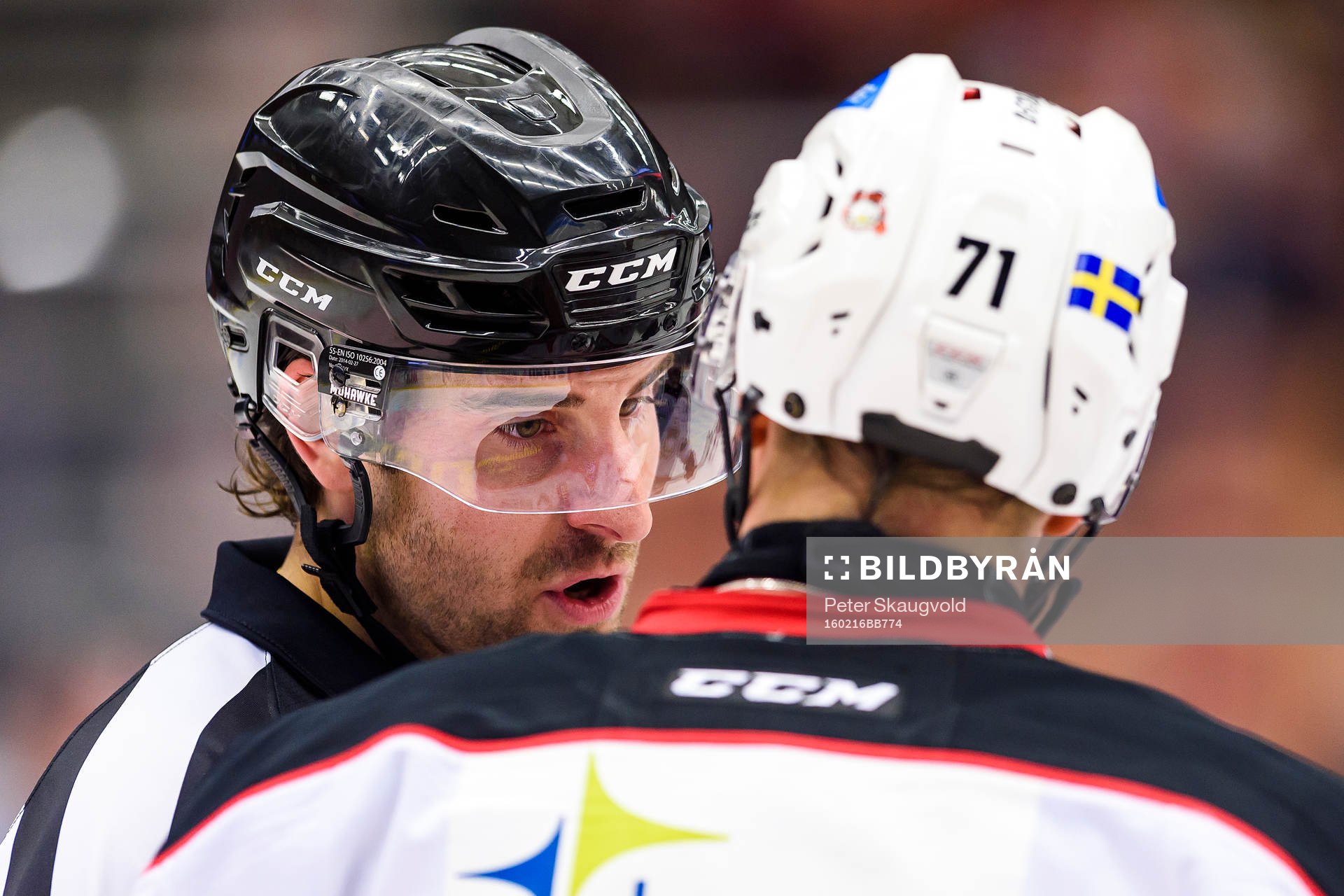Domare Mikael Sjöqvist pratar med Malmö Redhawks Mathias